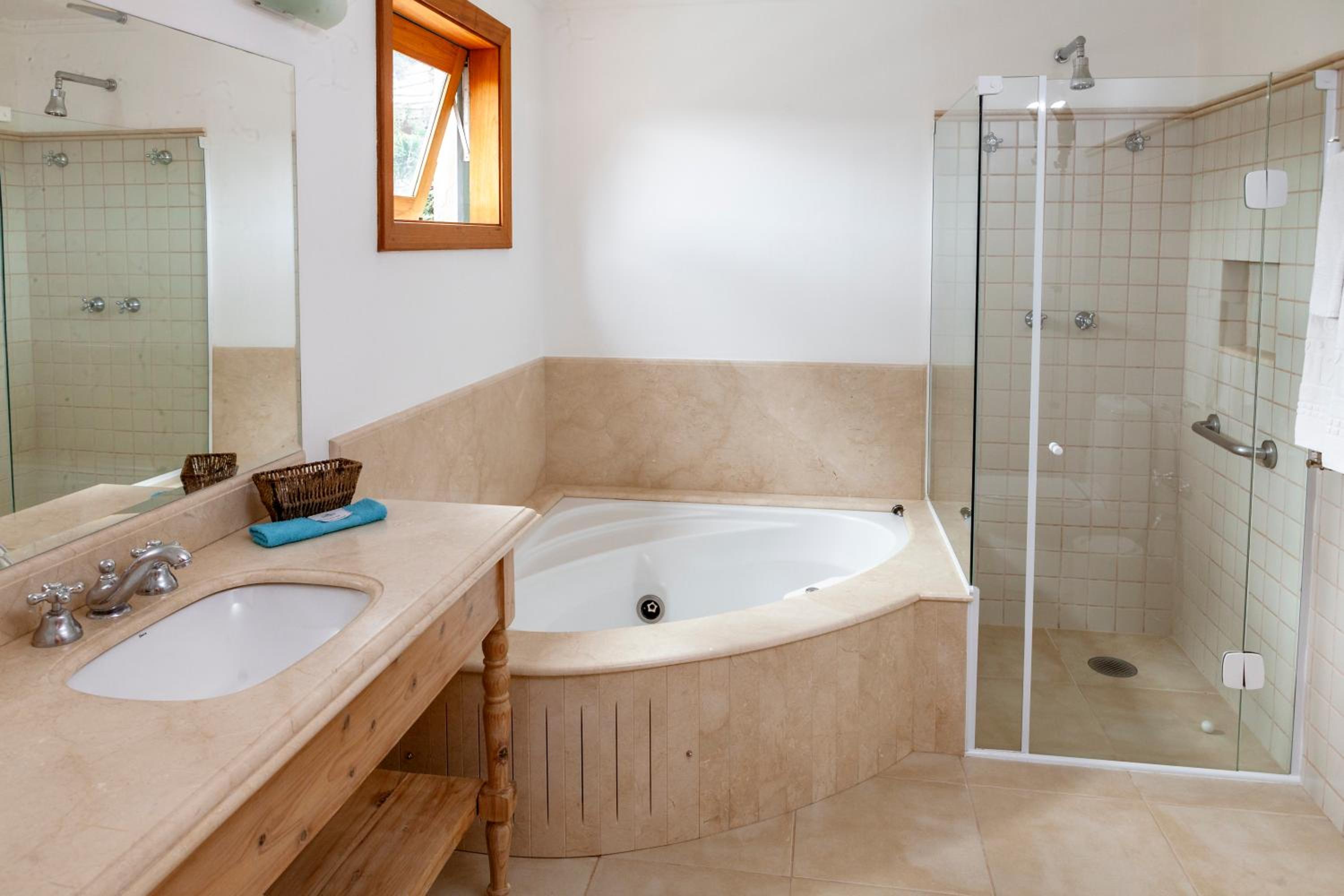Double Room with Spa Bath photo 3