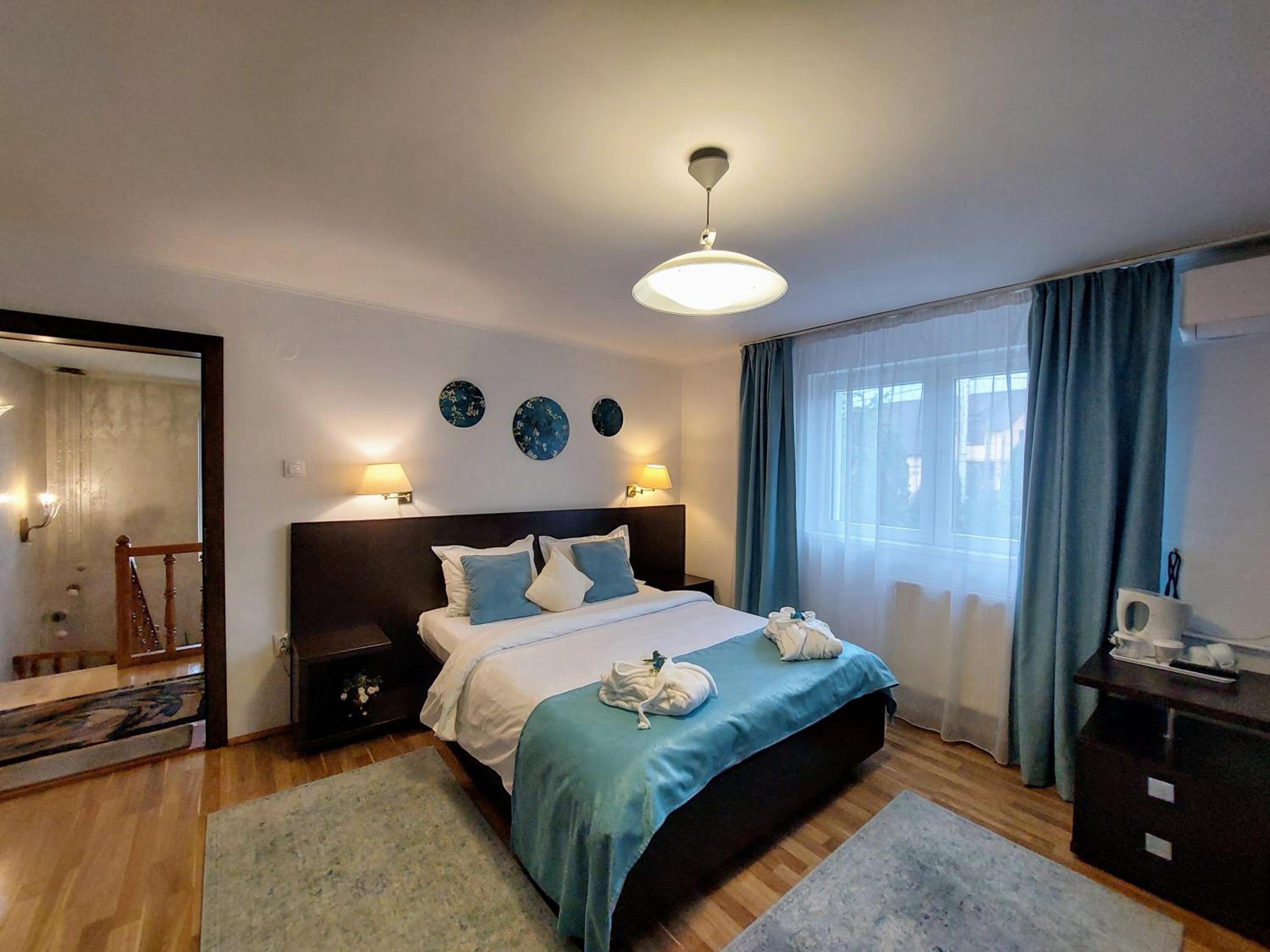 Deluxe Double Room with Balcony - Photo 9