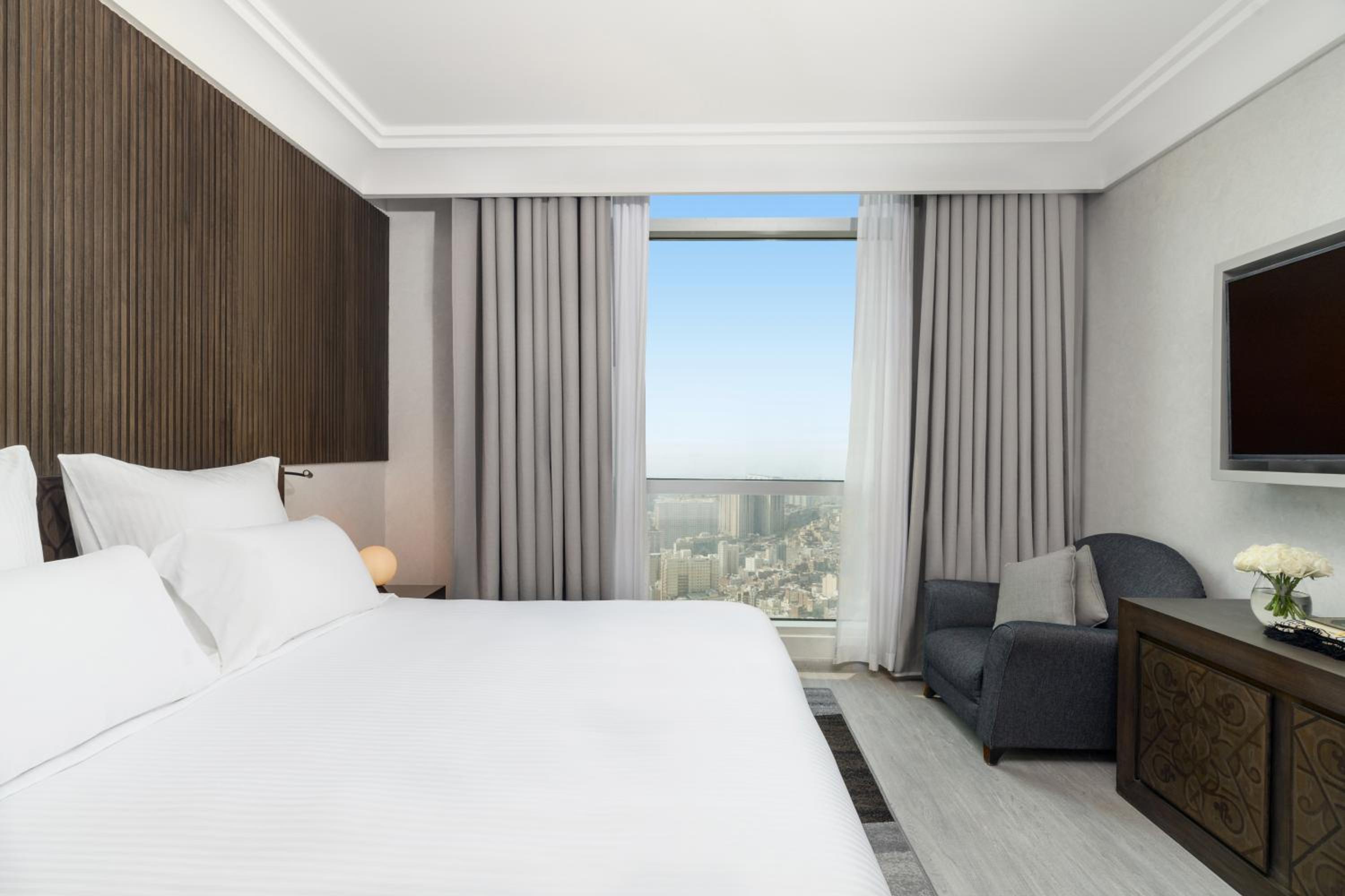 Deluxe Junior Suite with City View - Photo 6