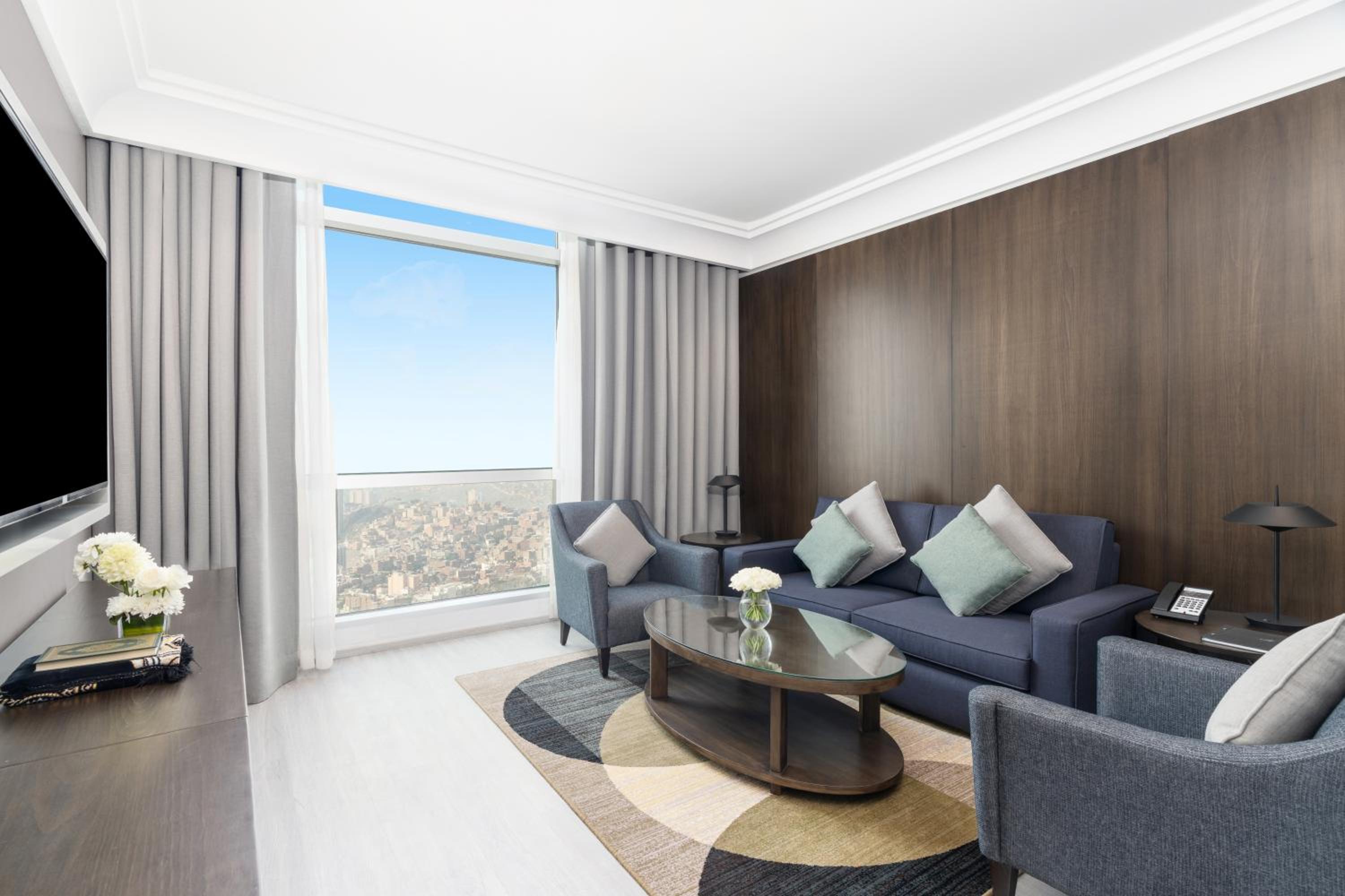 Deluxe Junior Suite with City View - Photo 5