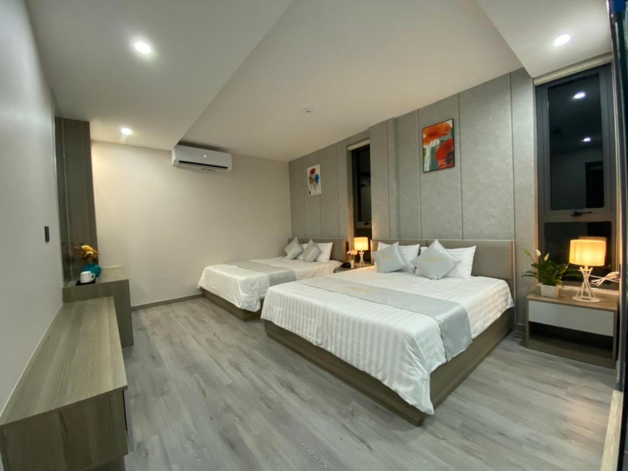 Queen Room with Two Queen Beds photo 3