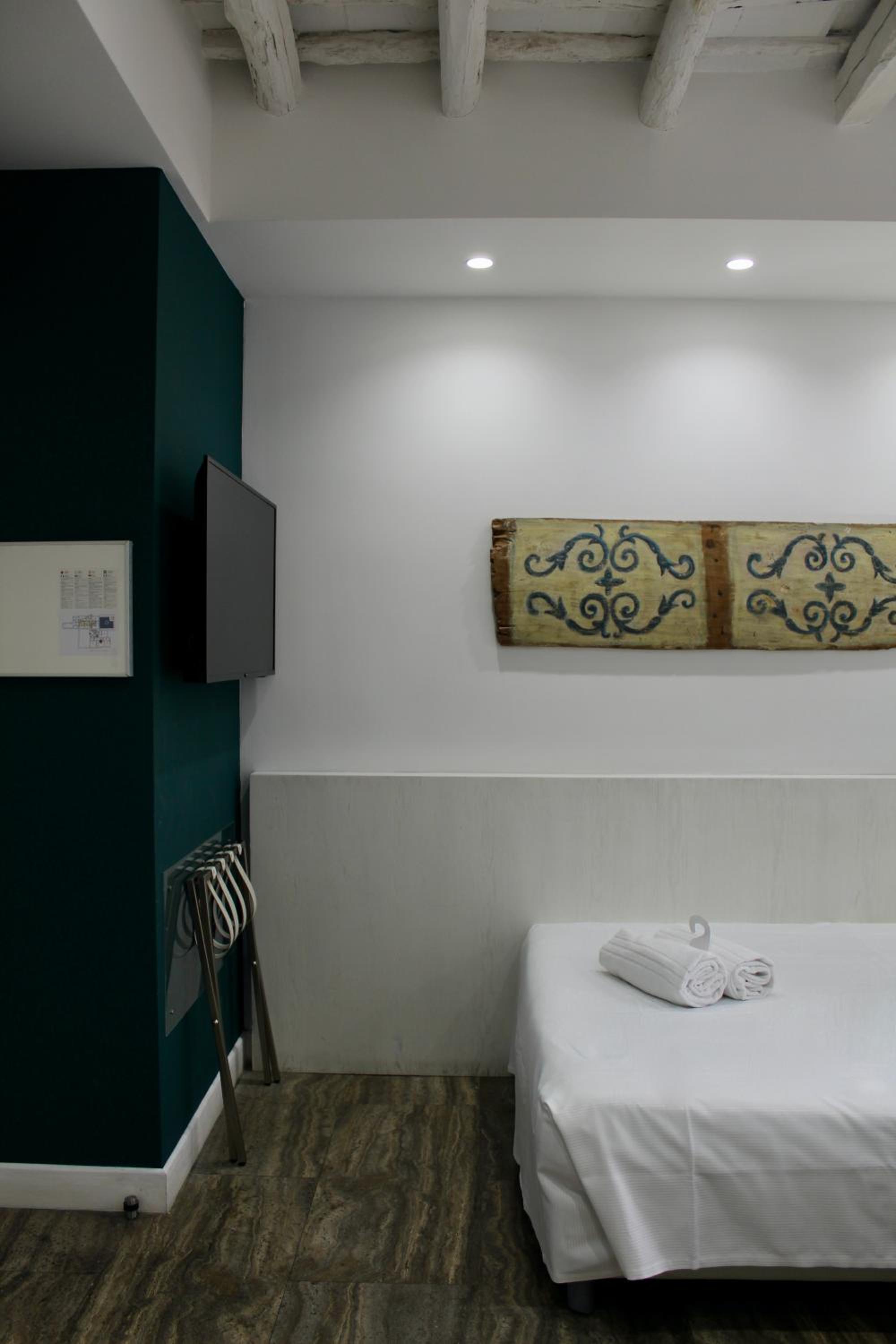 Single Room - Photo 1