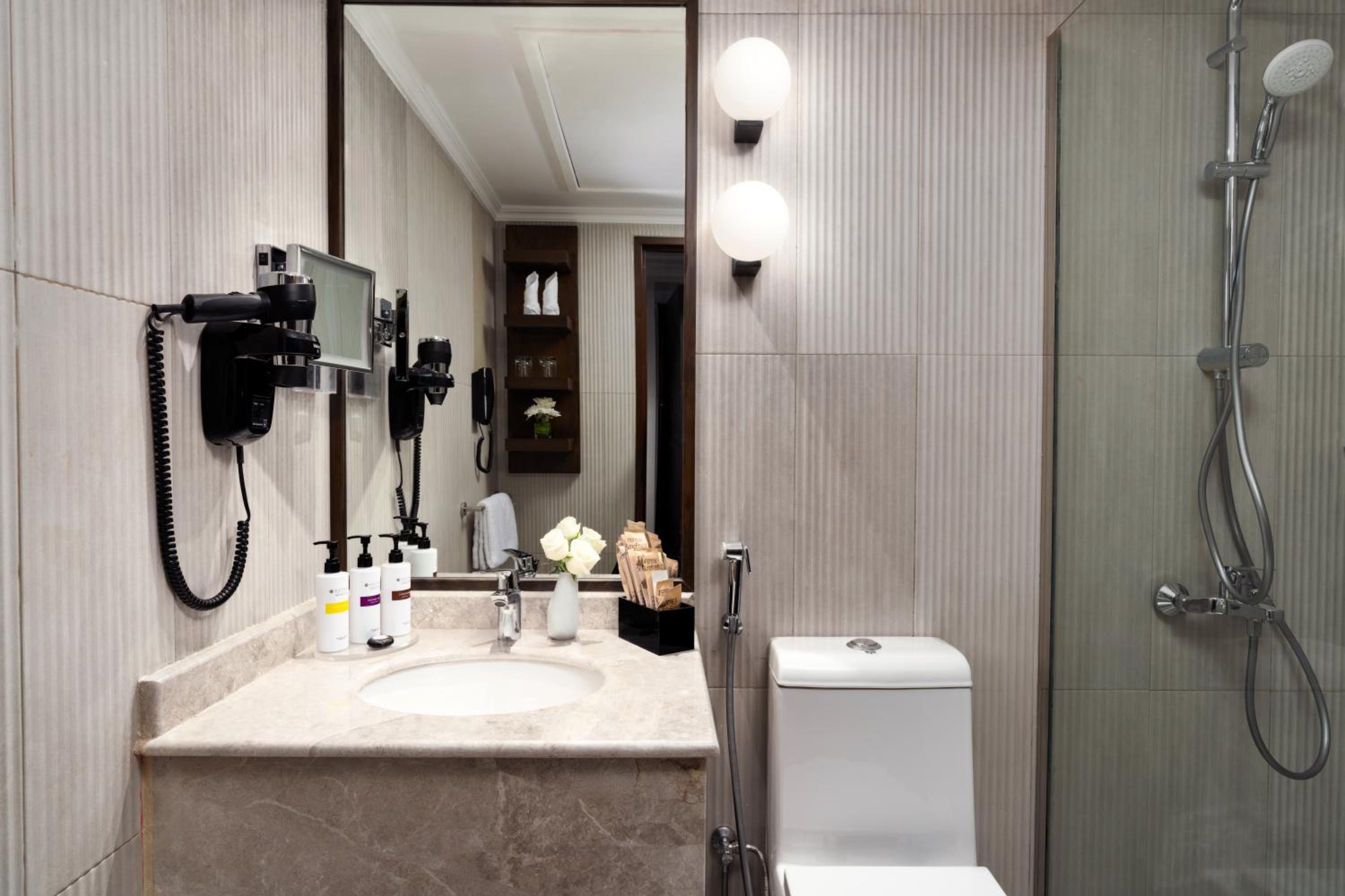 Deluxe Junior Suite with City View - Photo 3