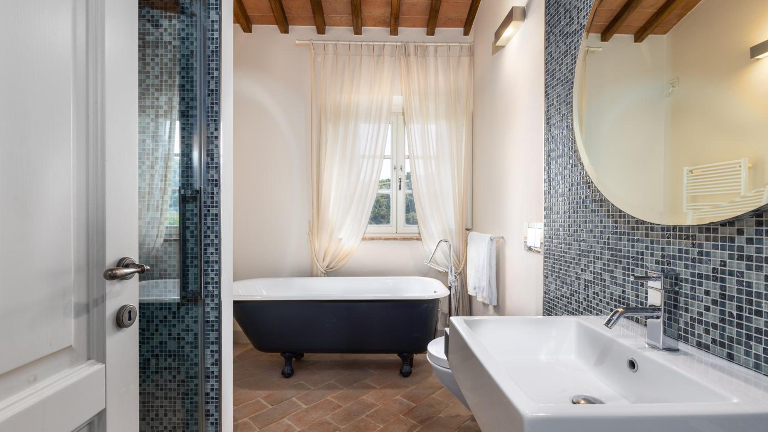 Seven-Bedroom Villa photo 1