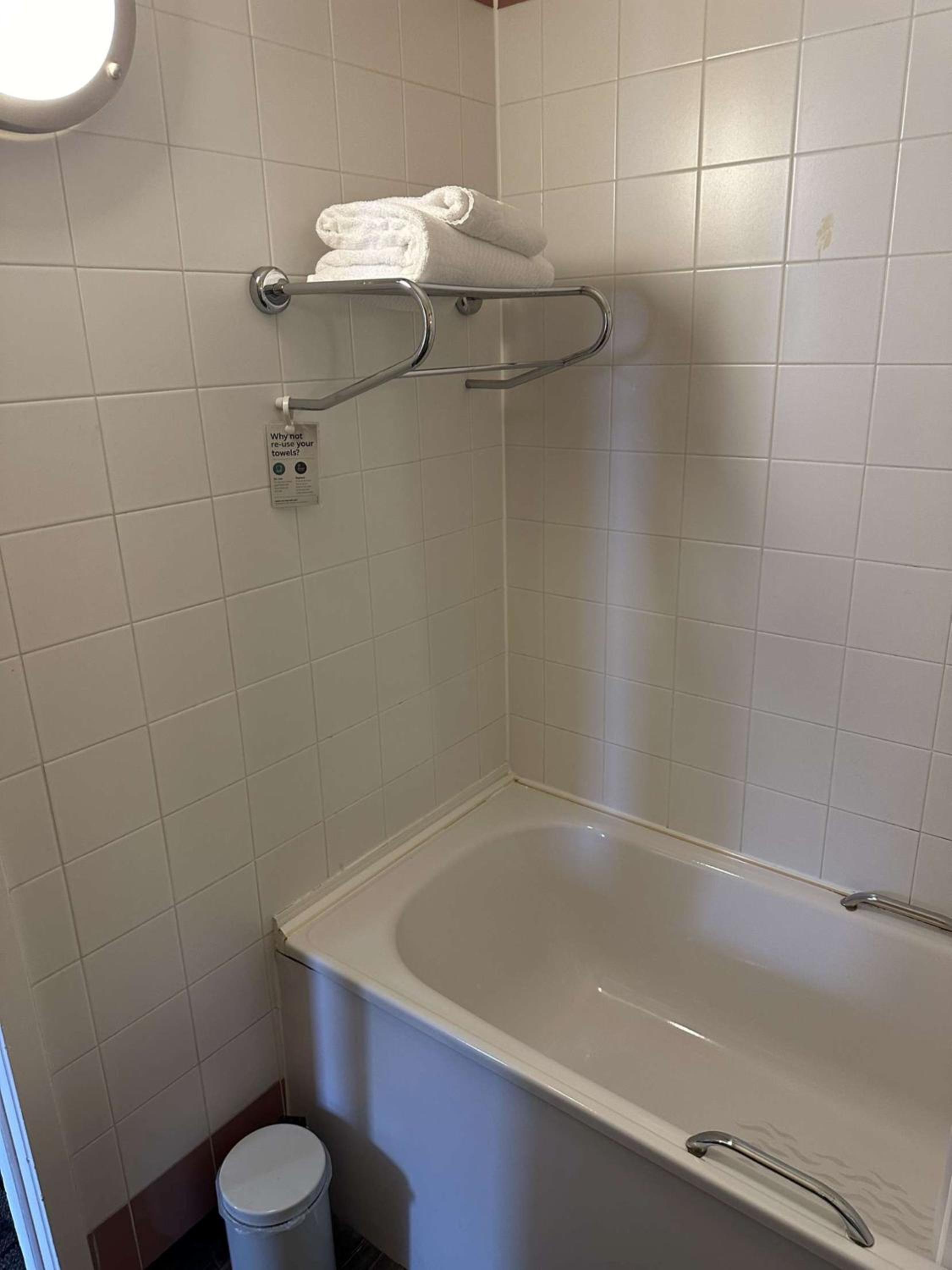 Twin Room - Photo 10