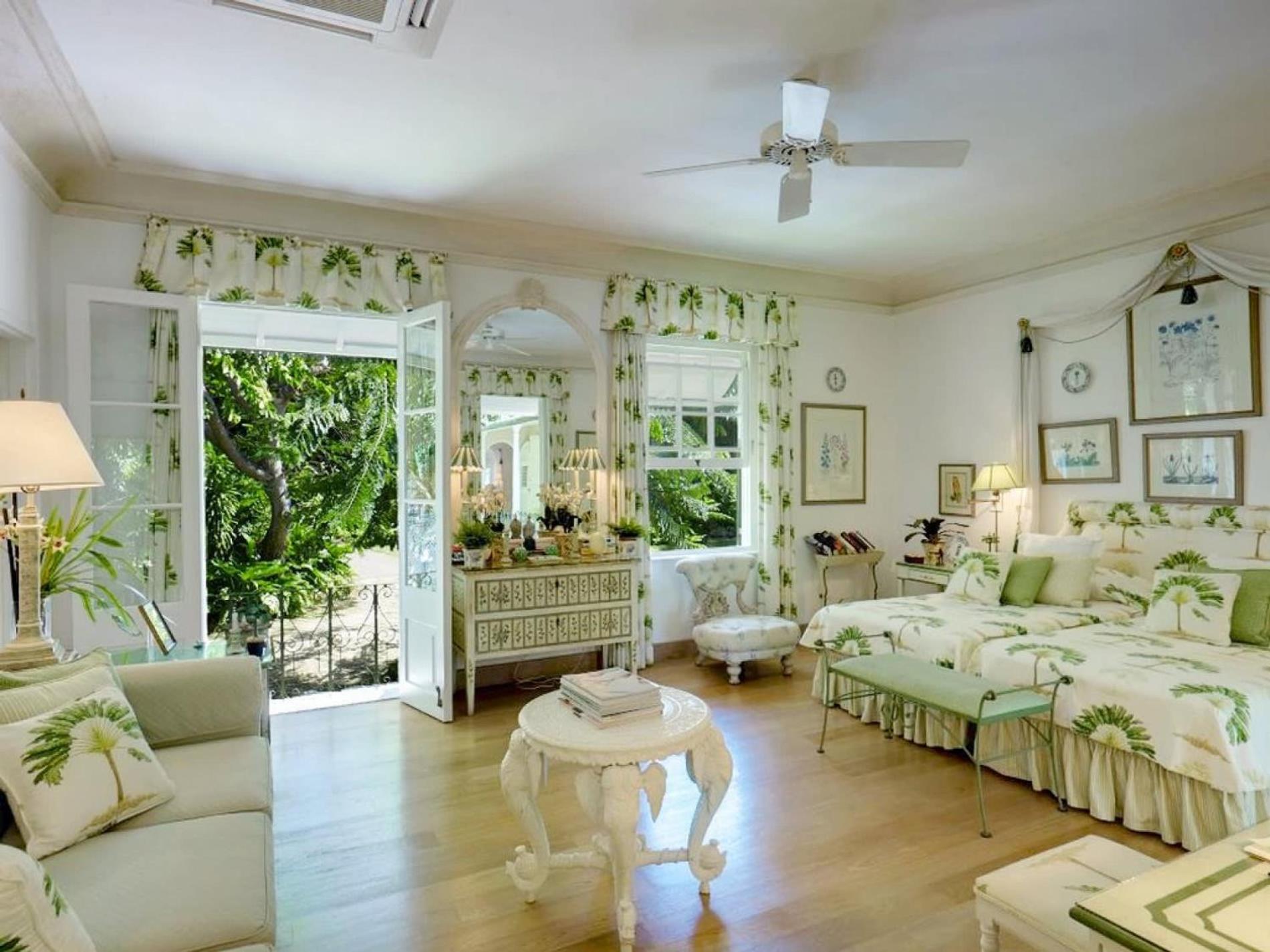 Six-Bedroom Villa  photo 1