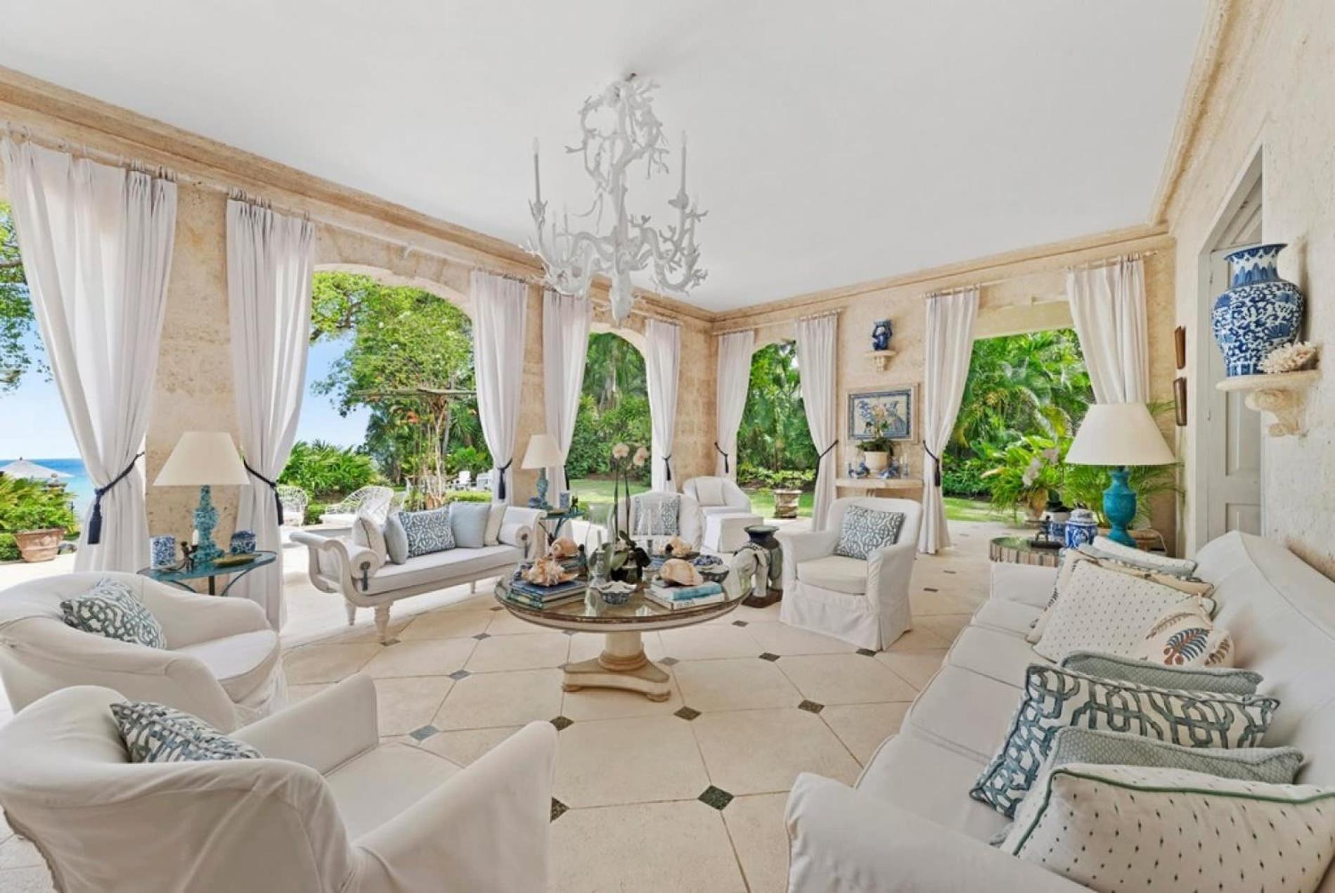 Six-Bedroom Villa  photo 3