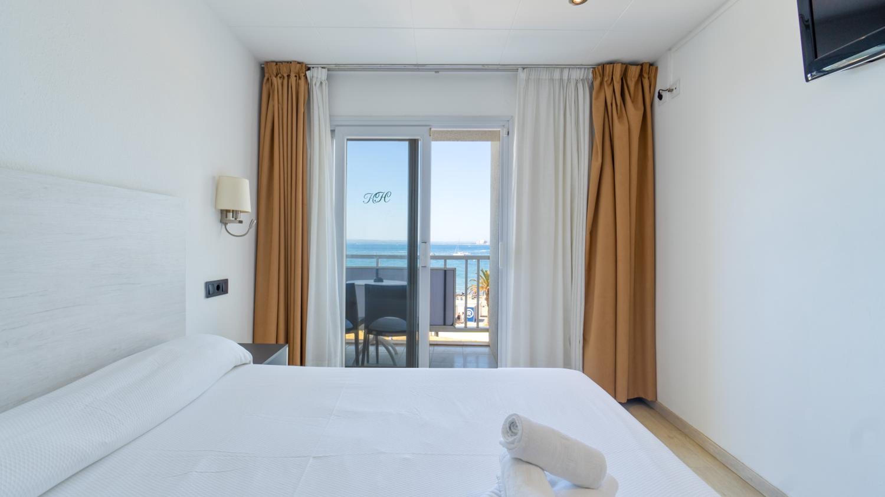 Double or Twin Room with Sea View - Photo 1
