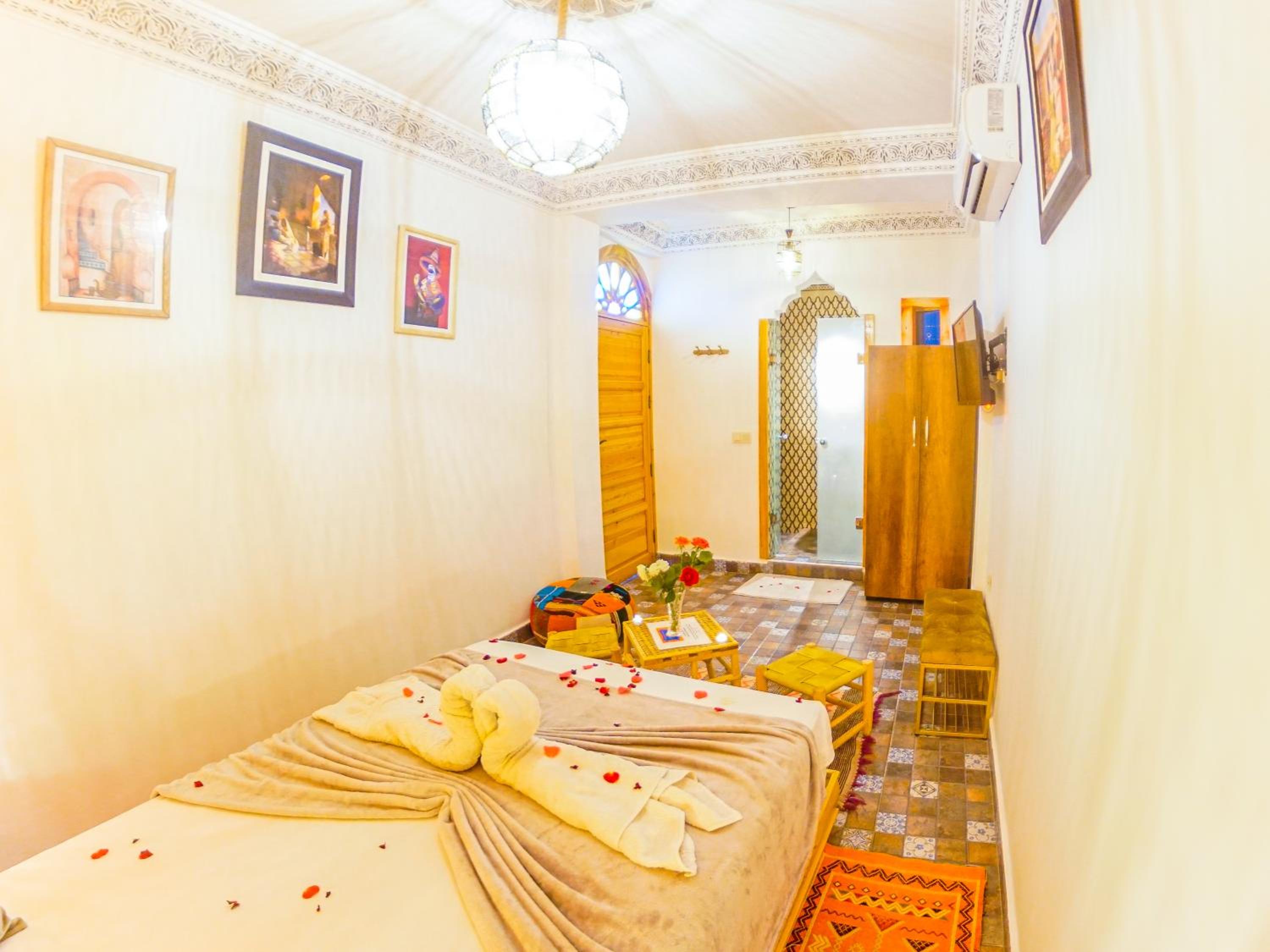 Double Room with Private Bathroom - Photo 4