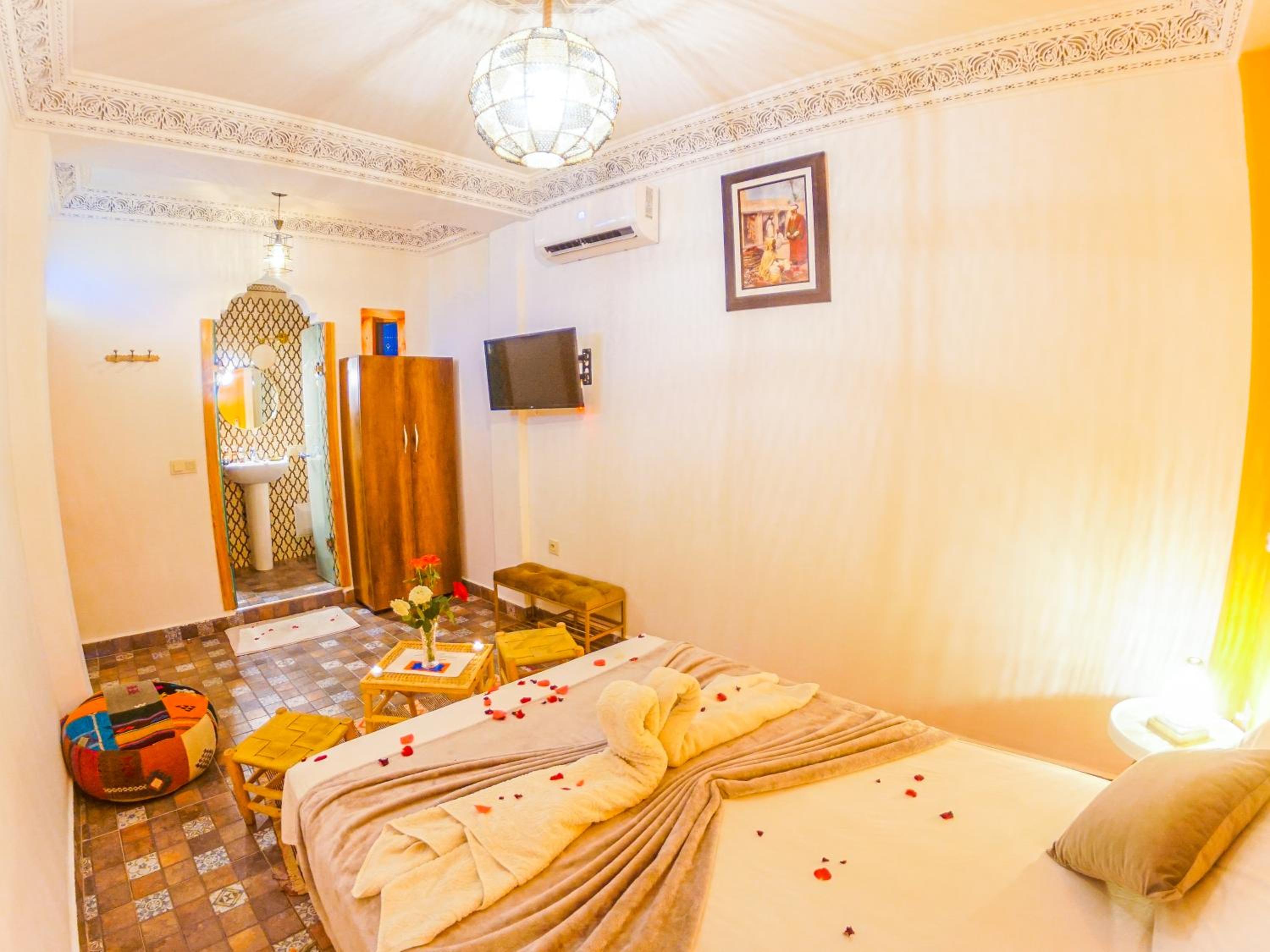 Double Room with Private Bathroom - Photo 2