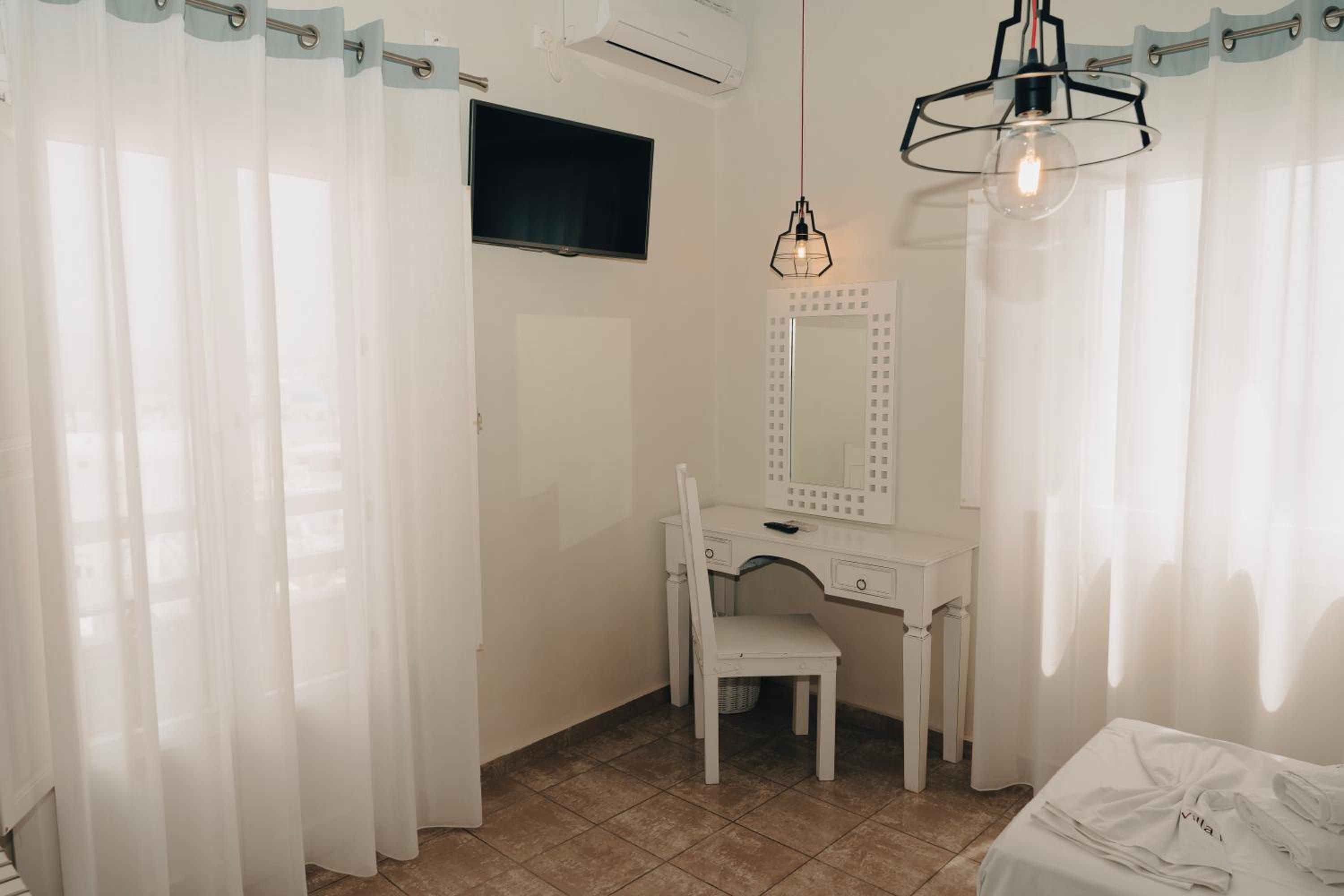 Superior Room (queen or twin) with Caldera View - Photo 1