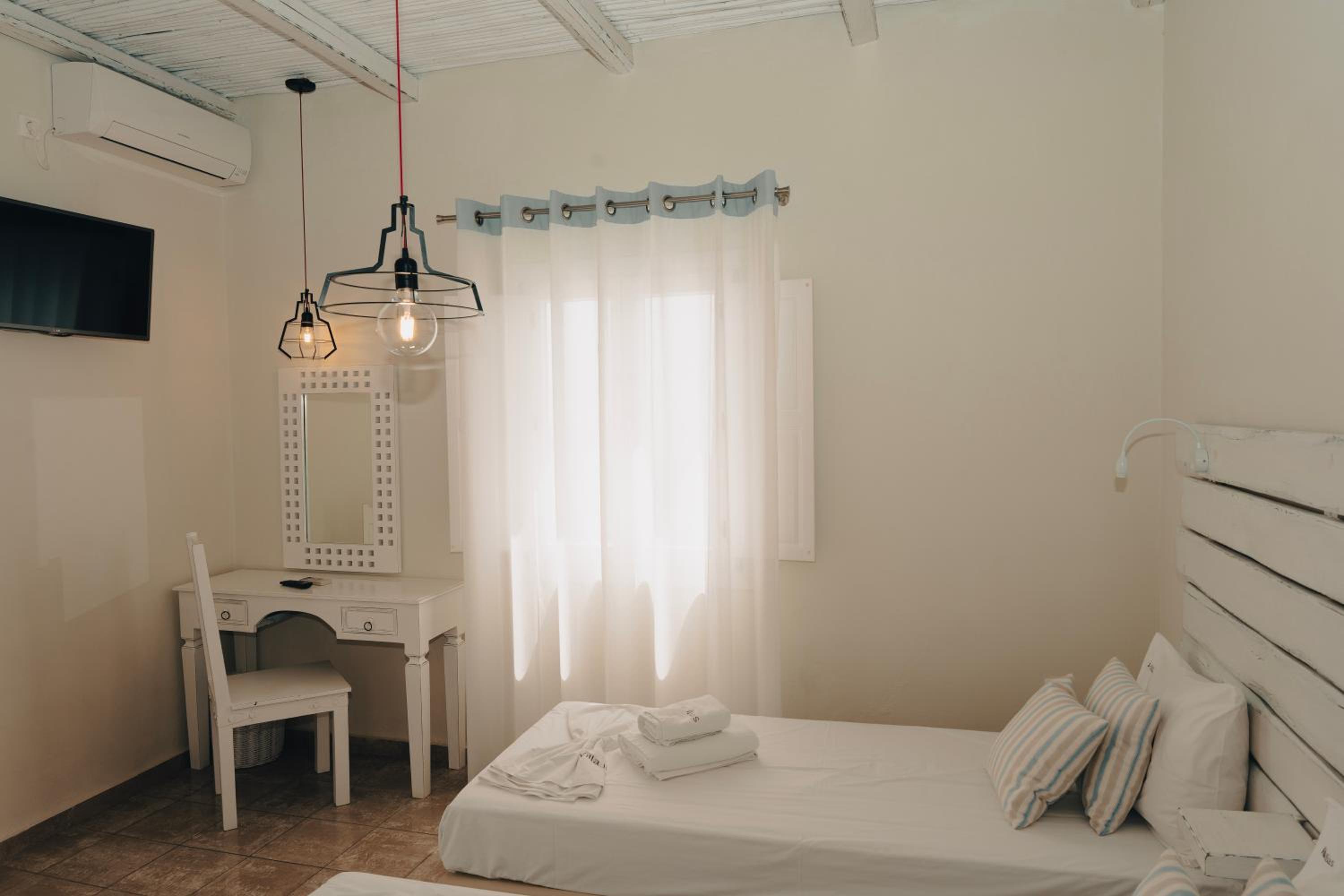Superior Room (queen or twin) with Caldera View - Photo 16