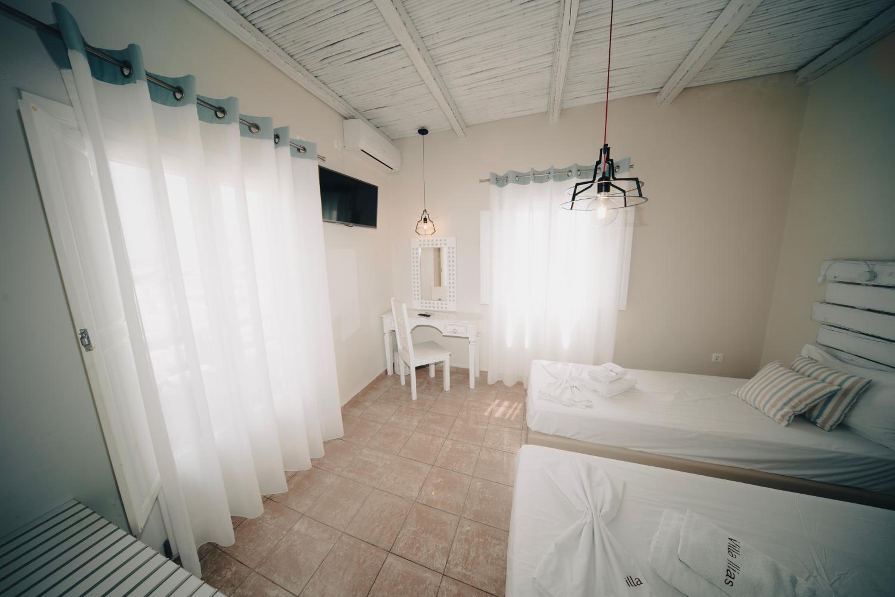 Superior Room (queen or twin) with Caldera View - Photo 17