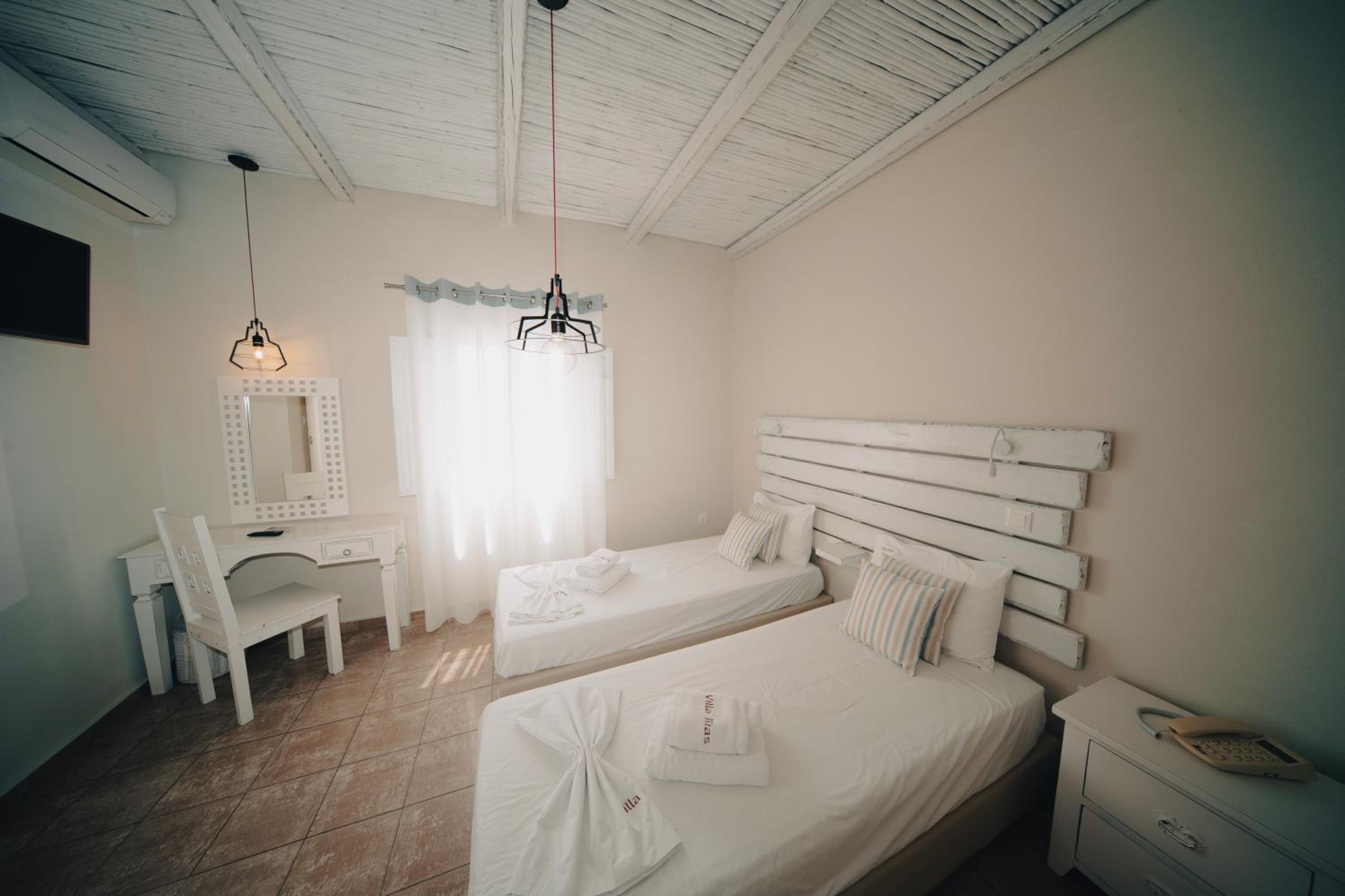 Superior Room (queen or twin) with Caldera View - Photo 19