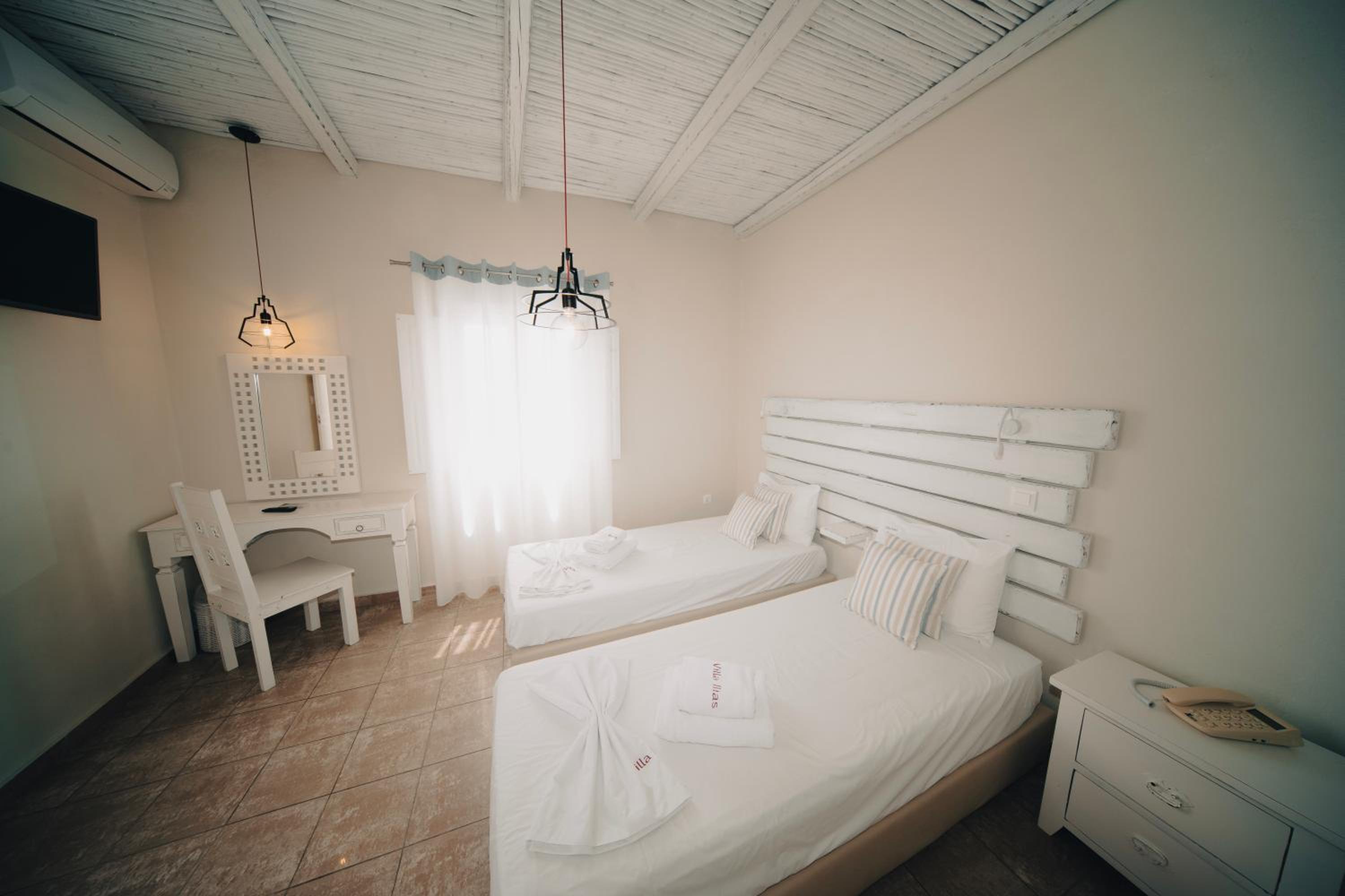 Superior Room (queen or twin) with Caldera View - Photo 18