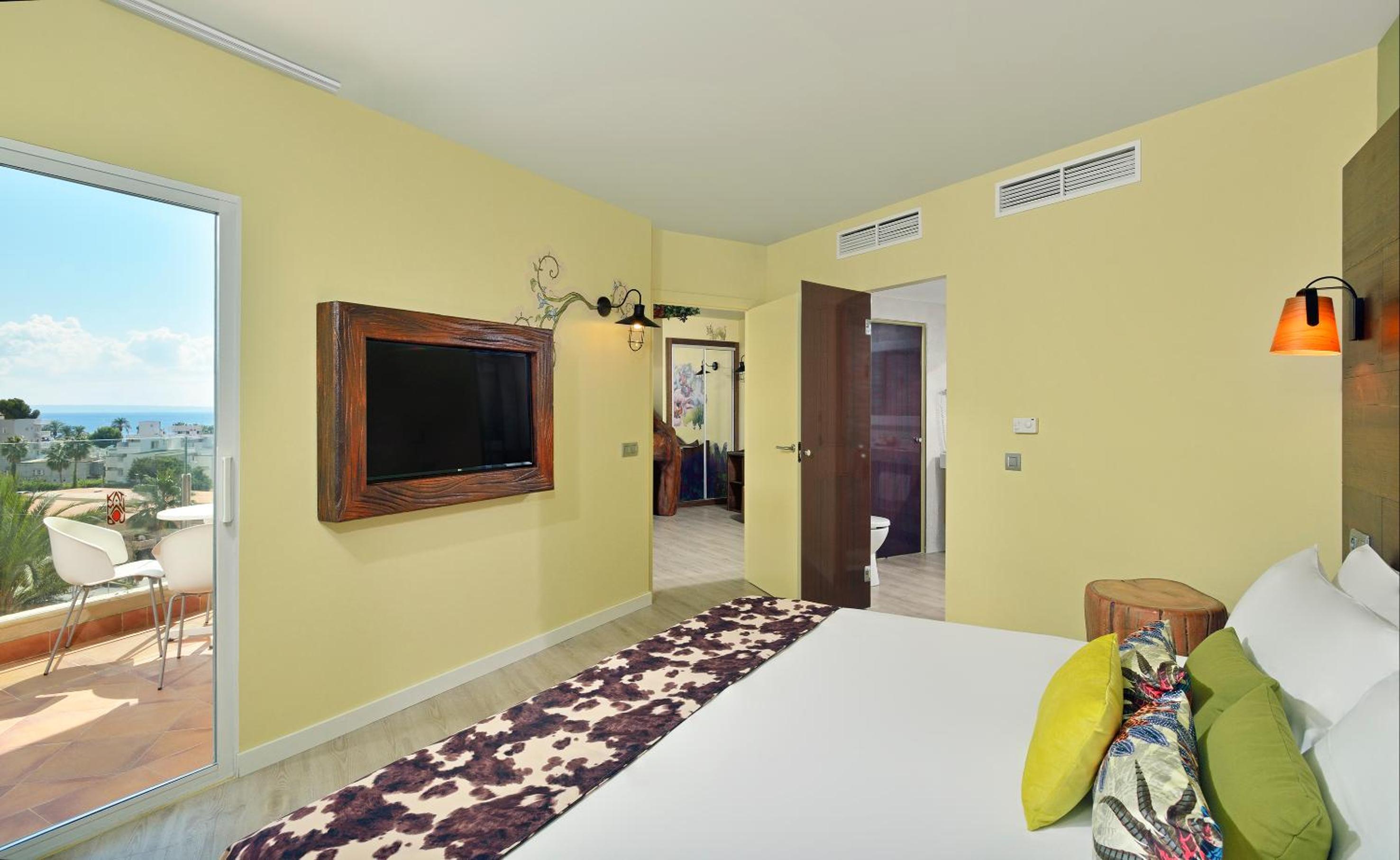 Maya & Kumars Enchanted Suite