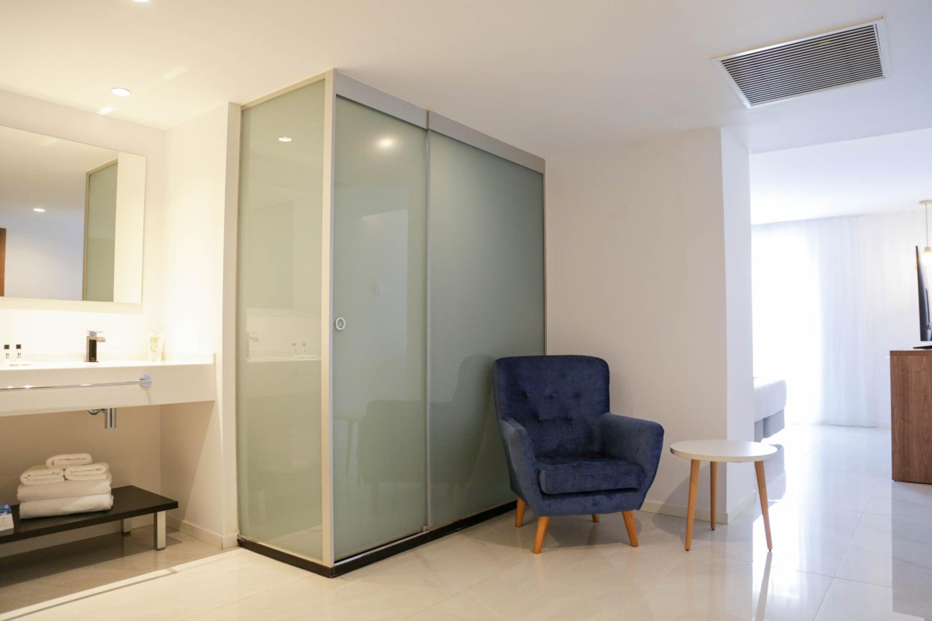 Junior Suite with Outdoor Jacuzzi - Photo 3