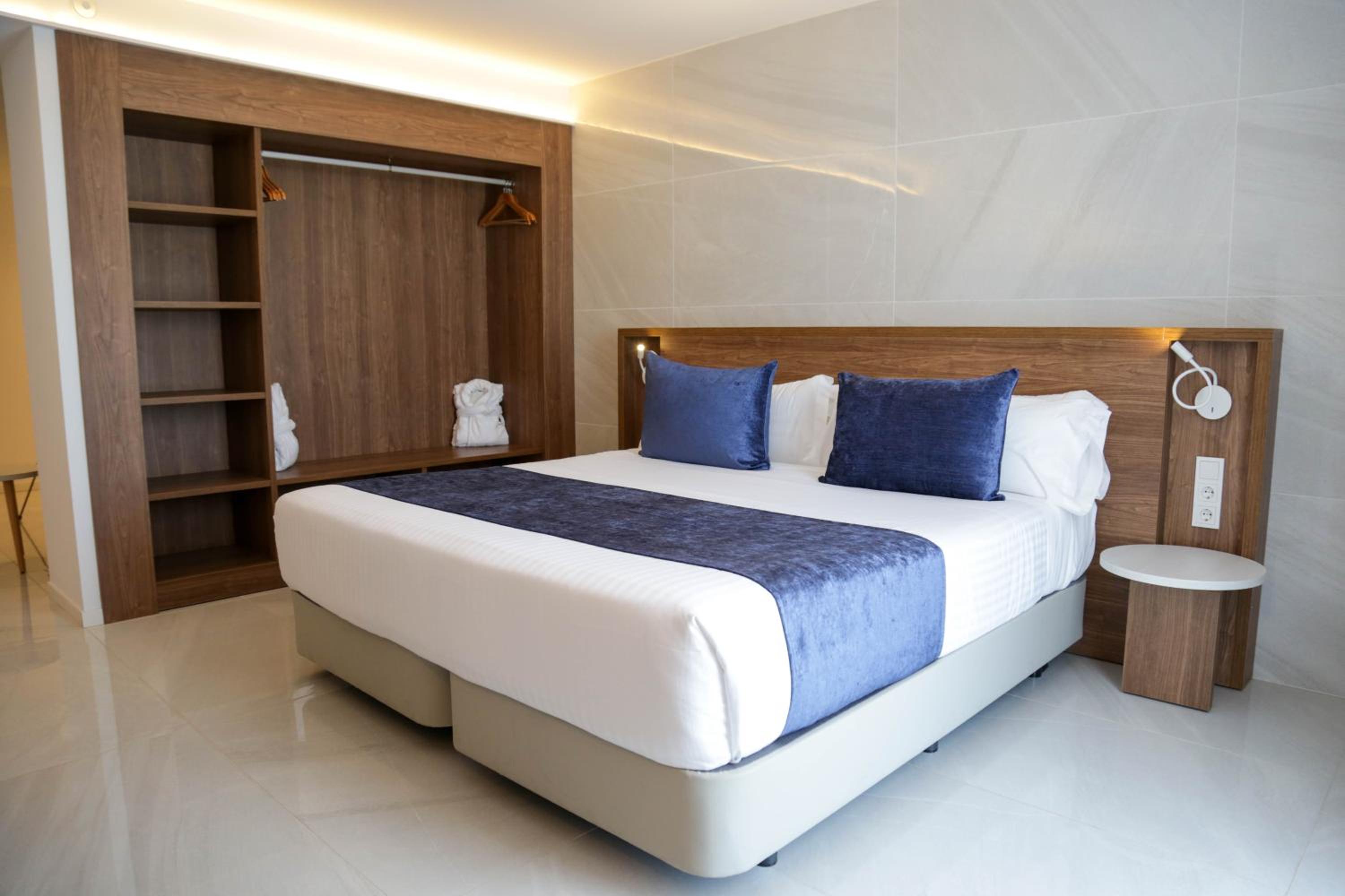 Junior Suite with Outdoor Jacuzzi - Photo 6