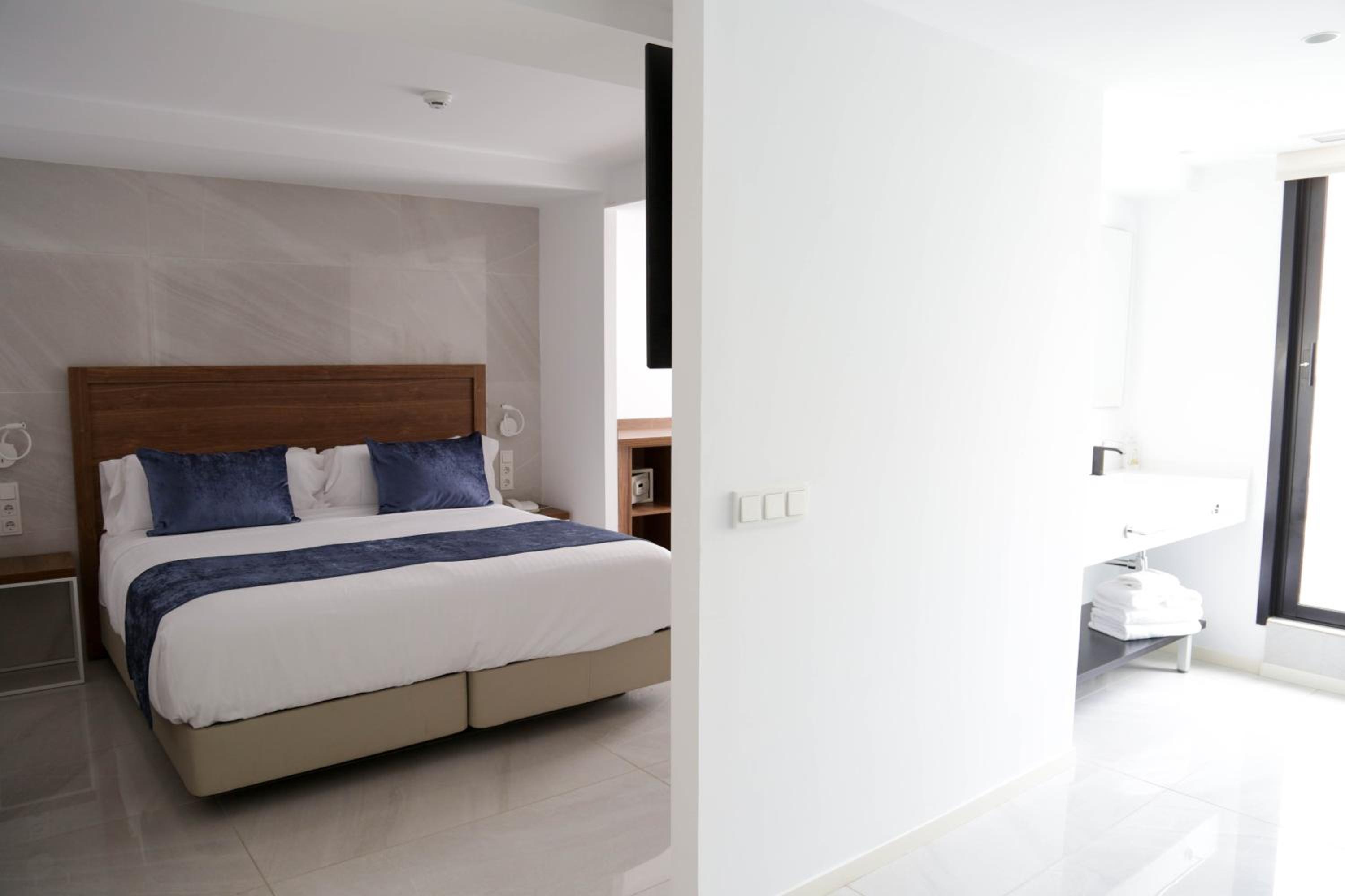 Suite  - Photo 6