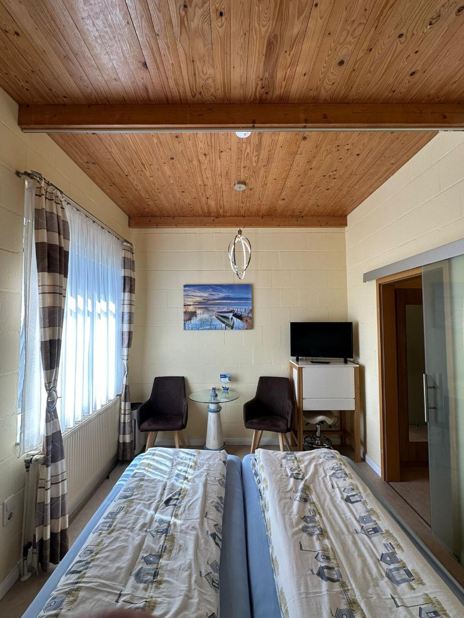 Budget Double Room - Photo 10
