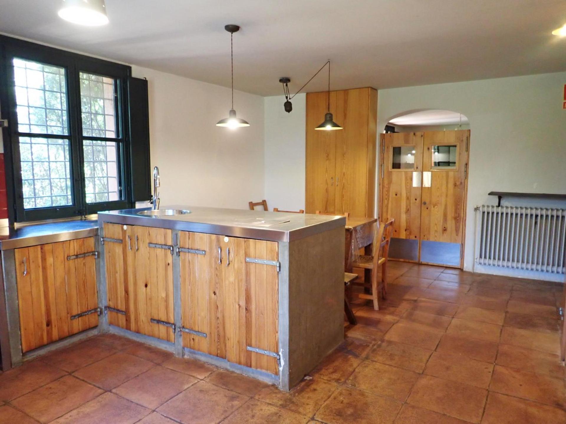 Six-Bedroom House photo 2