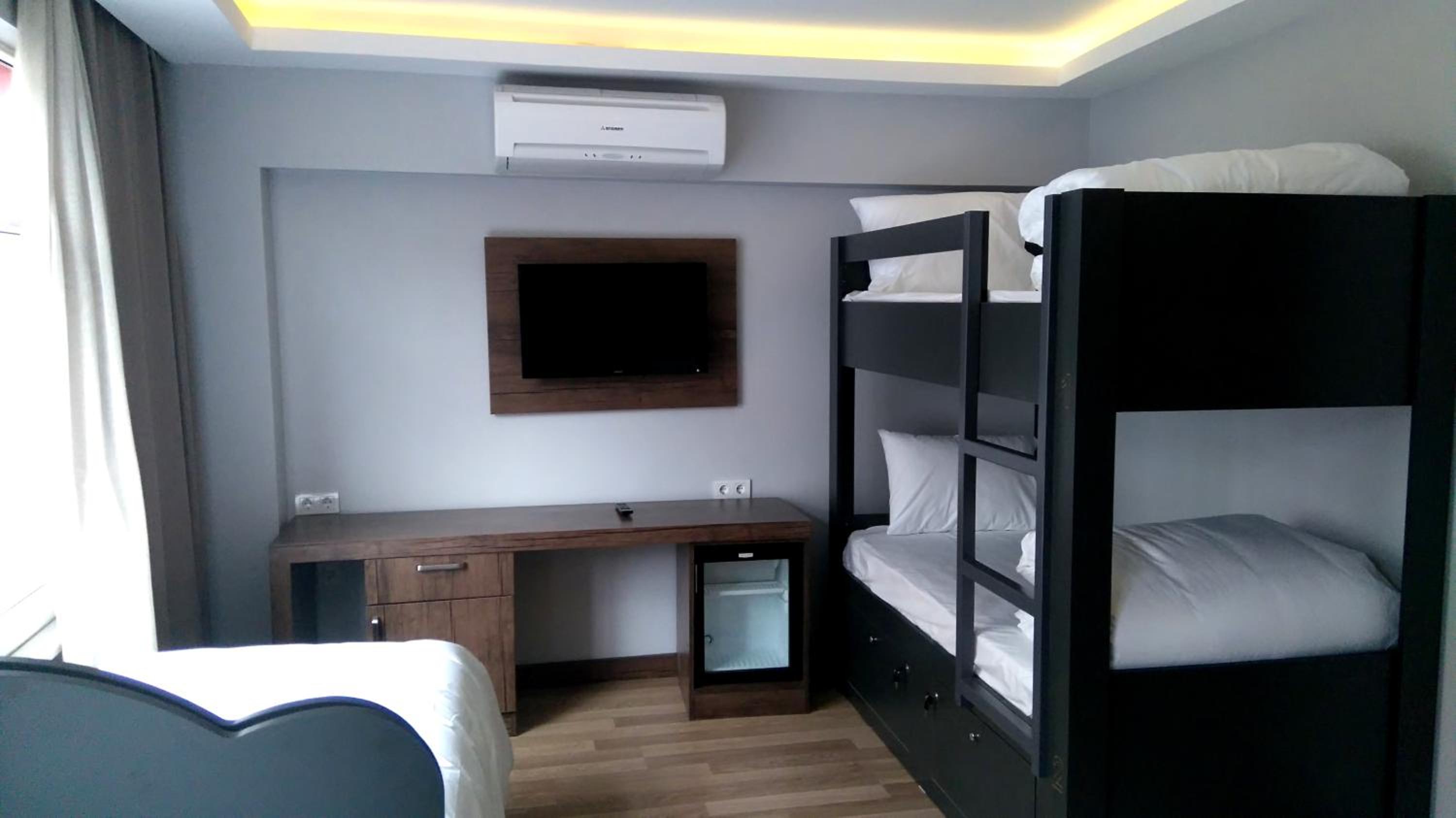 Bed in 6-Bed Mixed Dormitory Room photo 1