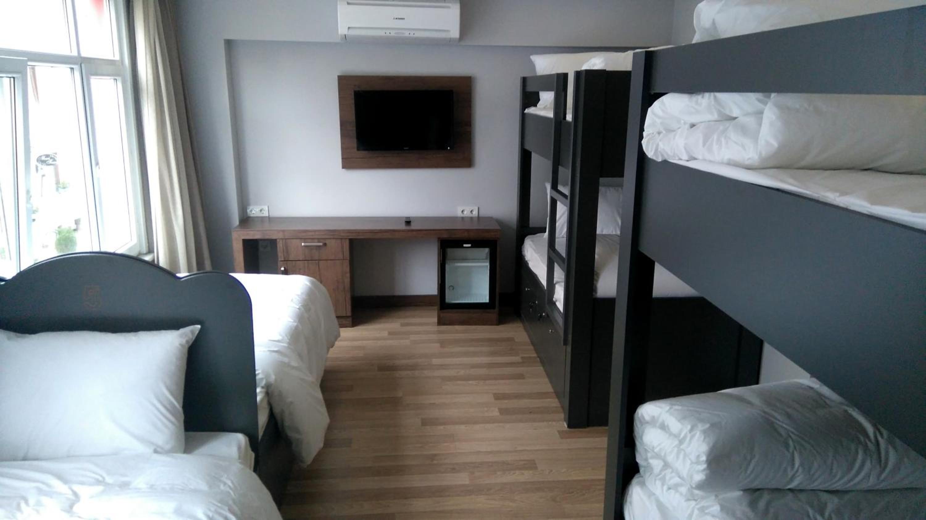 Bed in 6-Bed Mixed Dormitory Room photo 2