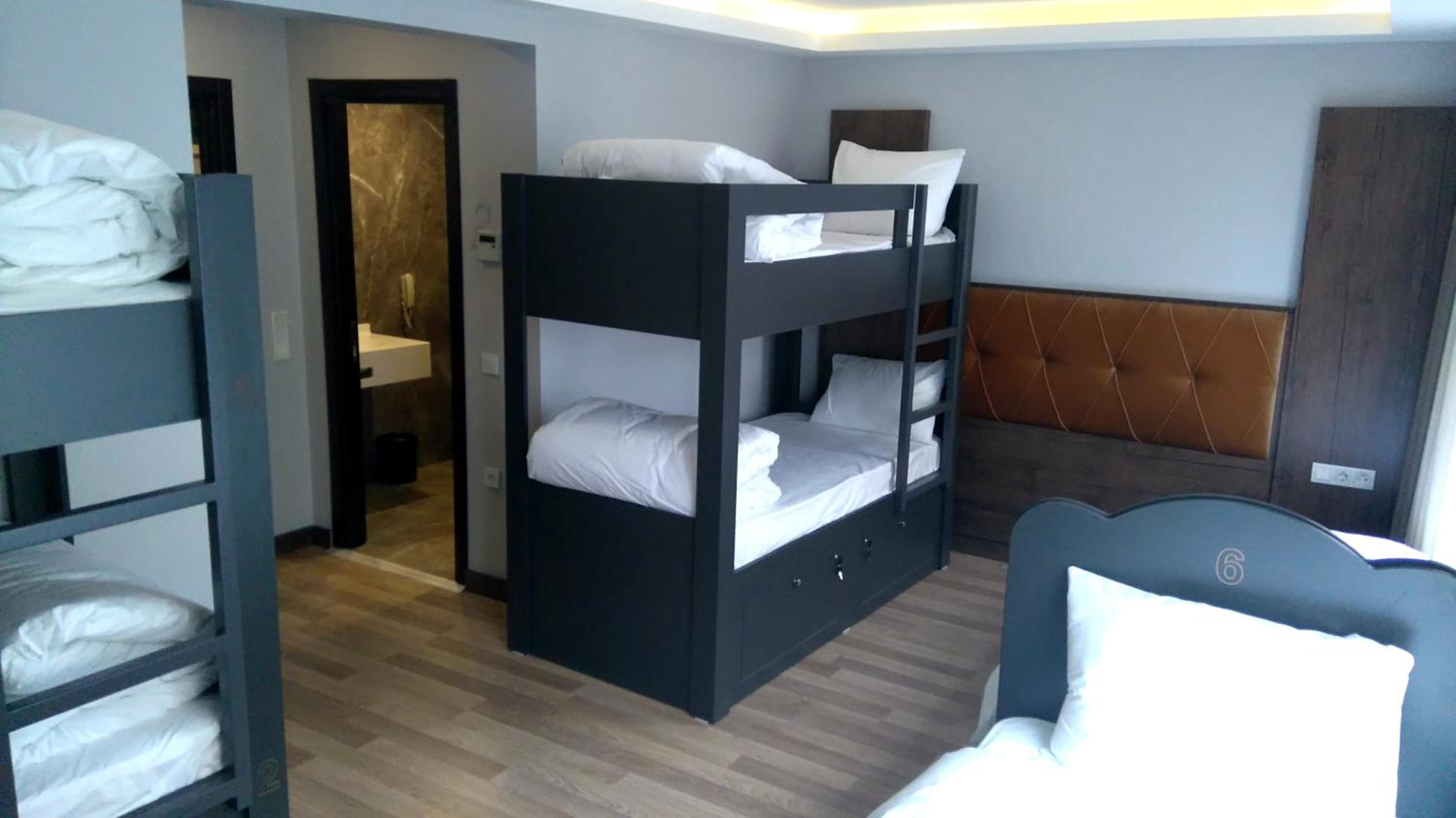 Bed in 6-Bed Mixed Dormitory Room photo 3