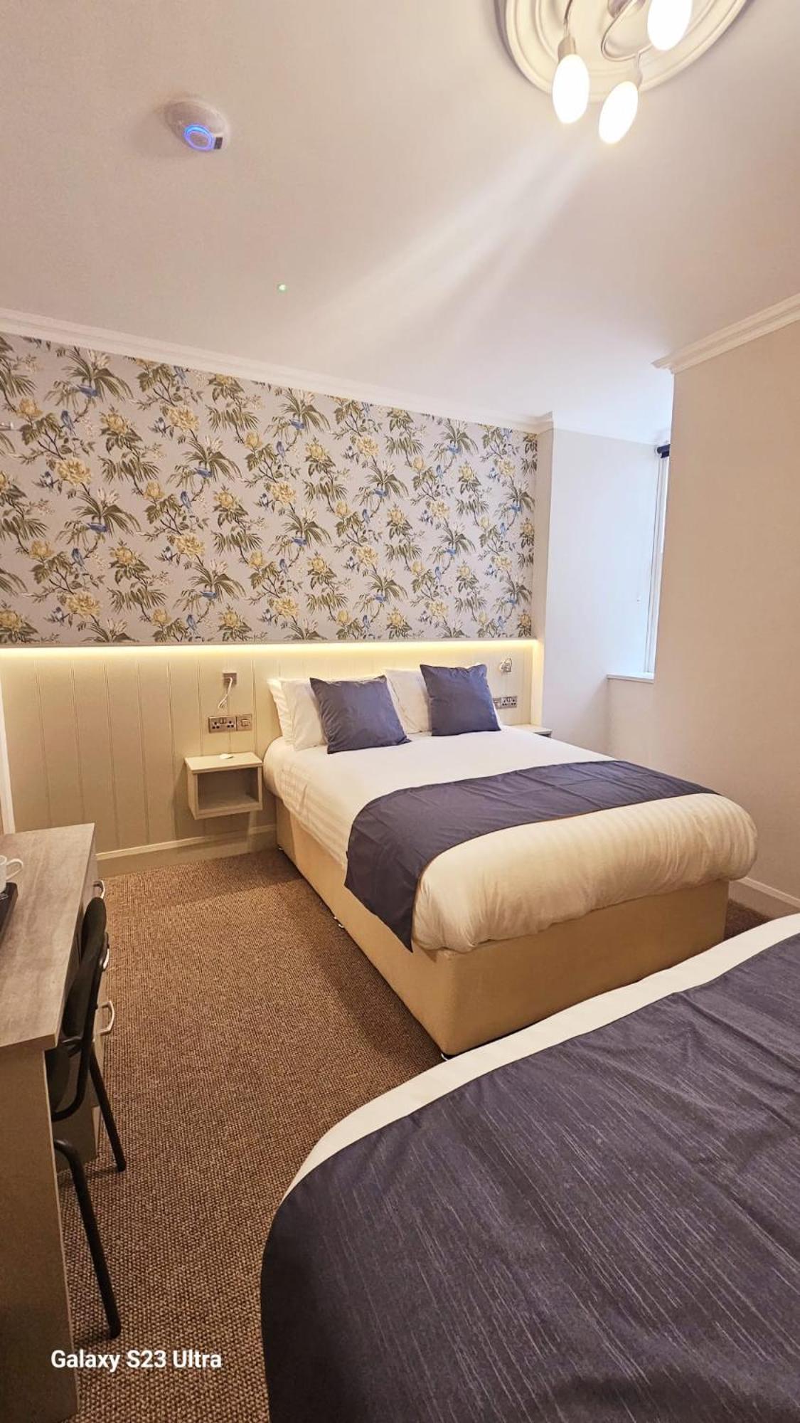 Queen Room photo 1