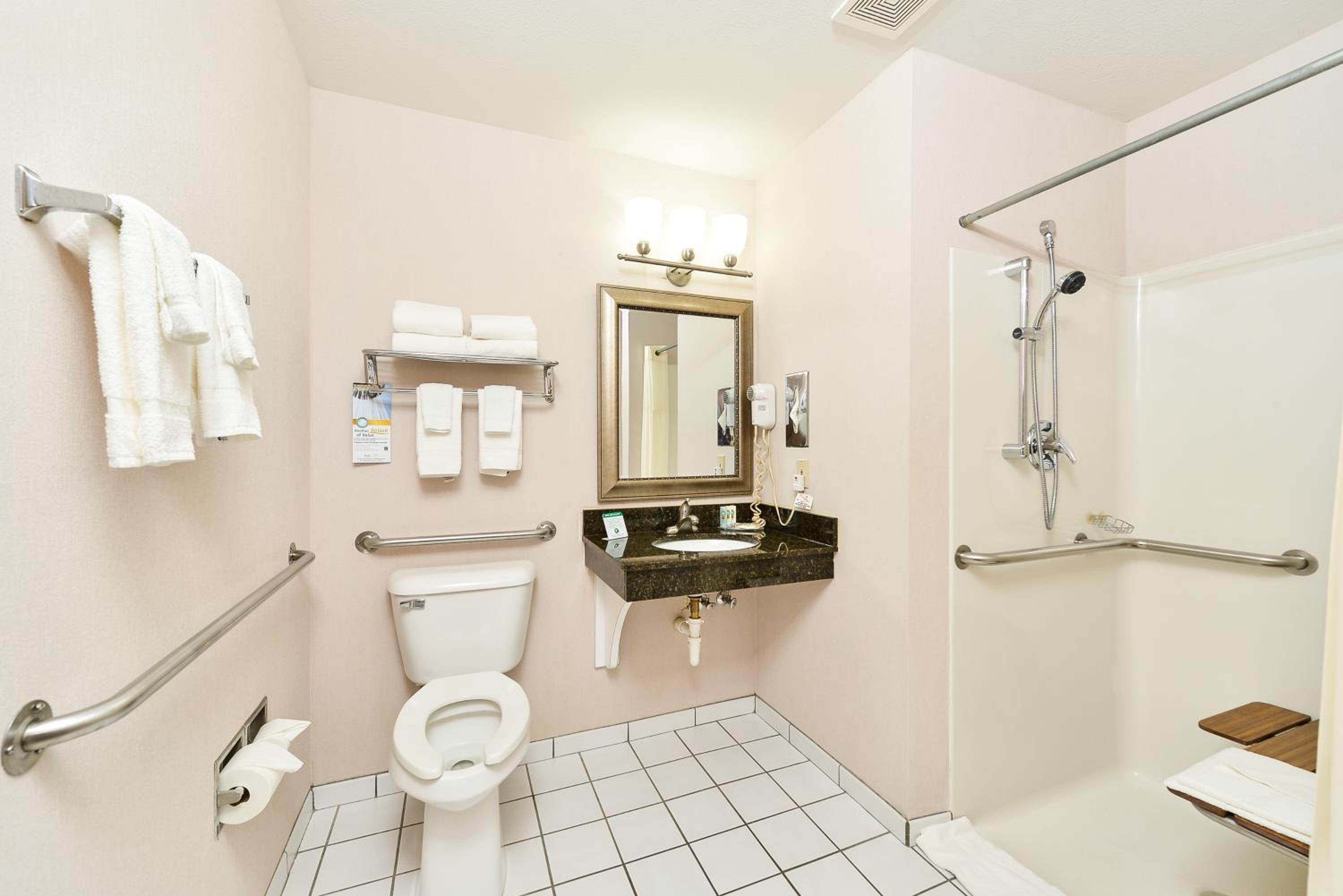 Queen Room with Two Queen Beds - Non-Smoking - Photo 4
