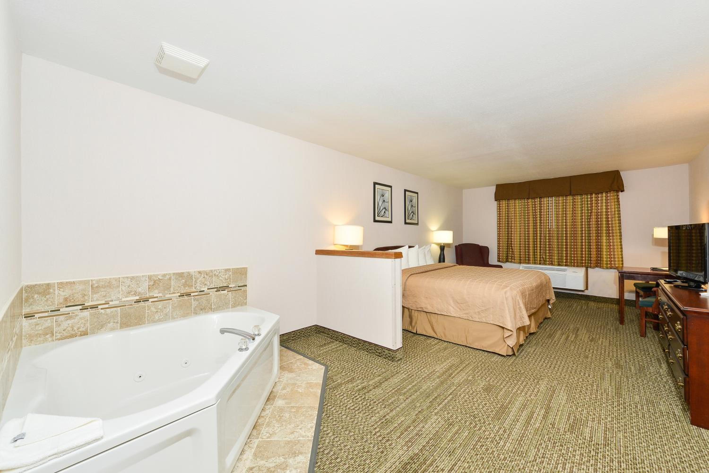 King Suite with Hot Tub - Non-Smoking - Photo 5