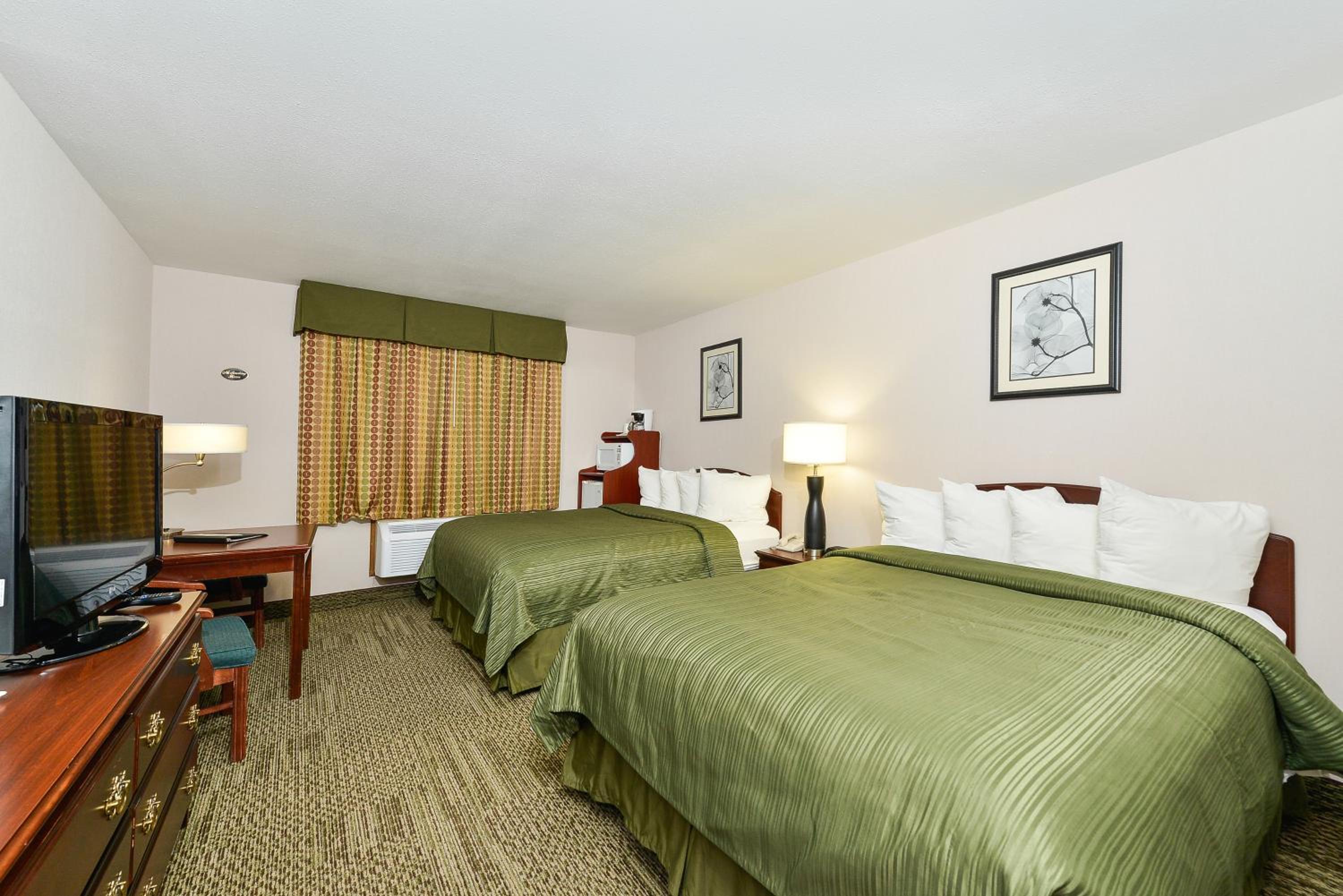Queen Room with Two Queen Beds - Non-Smoking - Photo 3