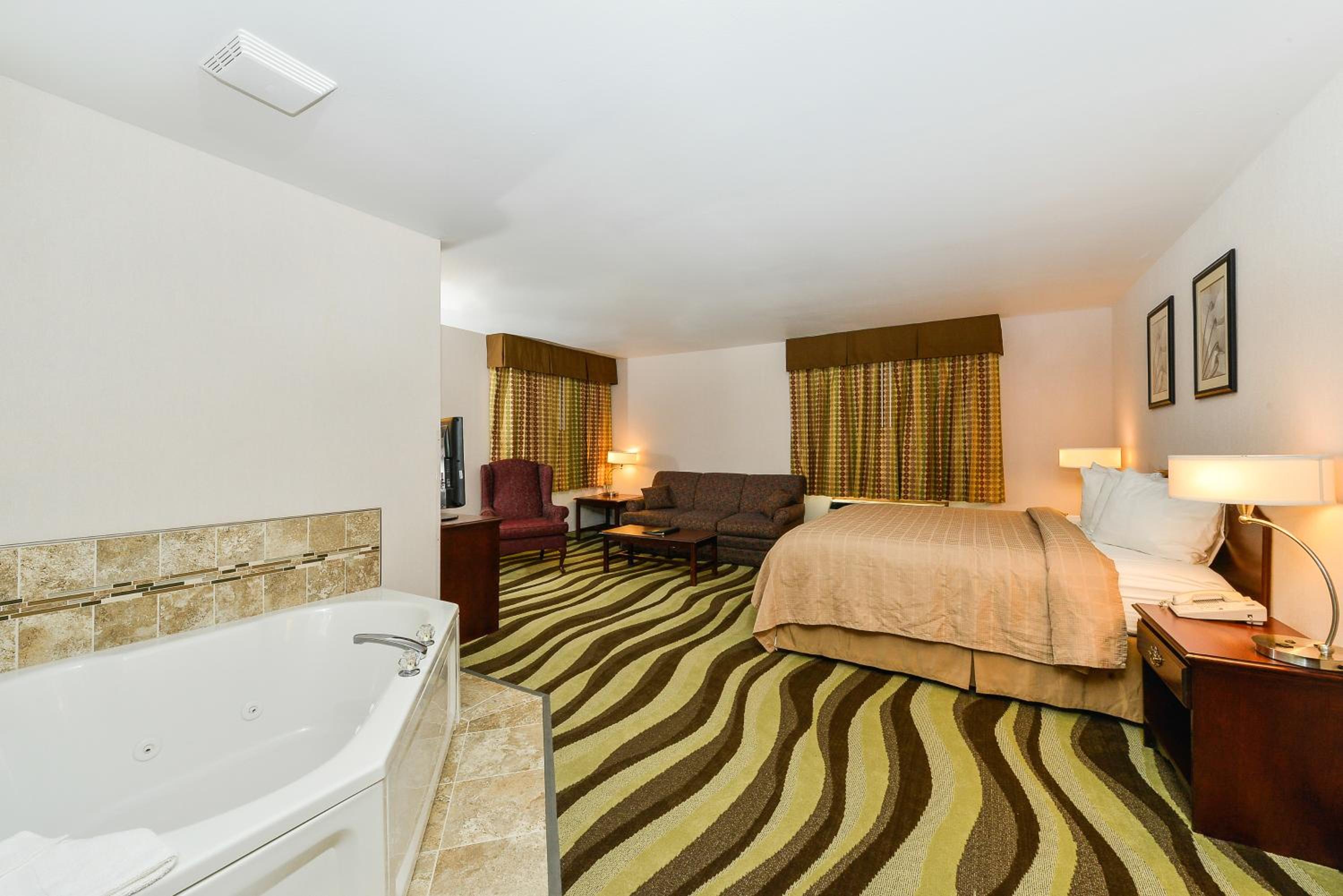 King Suite with Hot Tub - Non-Smoking - Photo 3