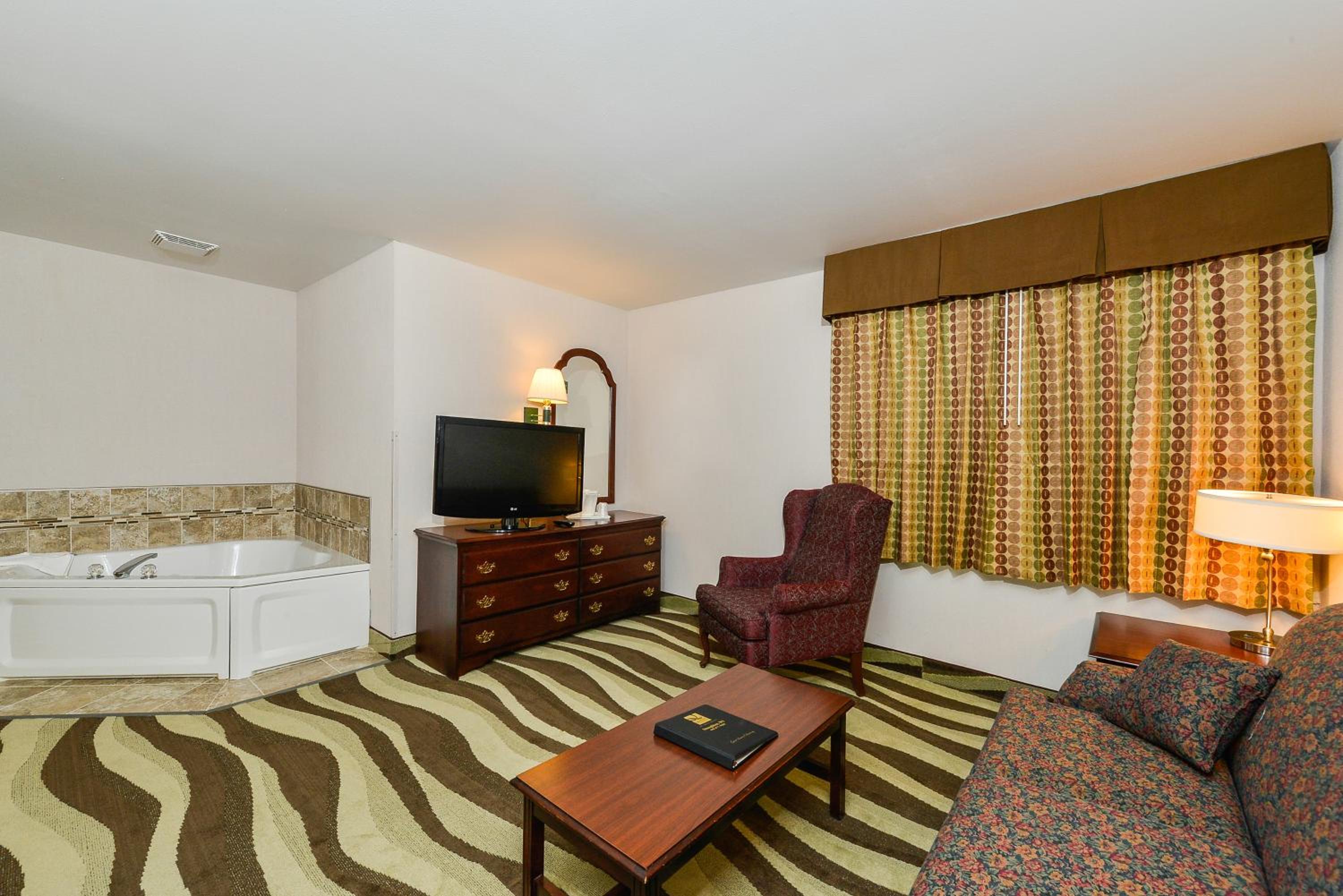 King Suite with Hot Tub - Non-Smoking - Photo 4