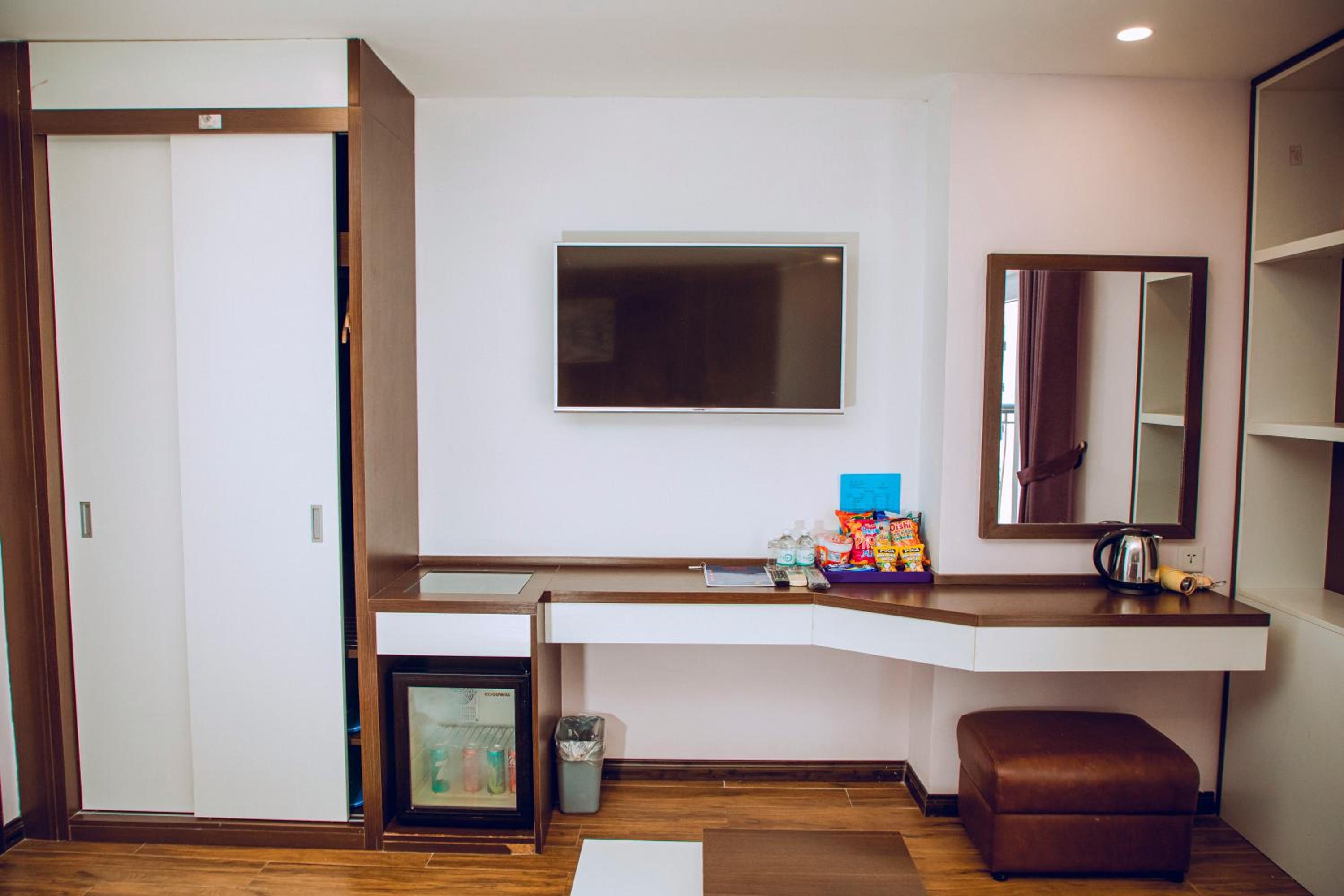 Family Room with Balcony - Photo 15