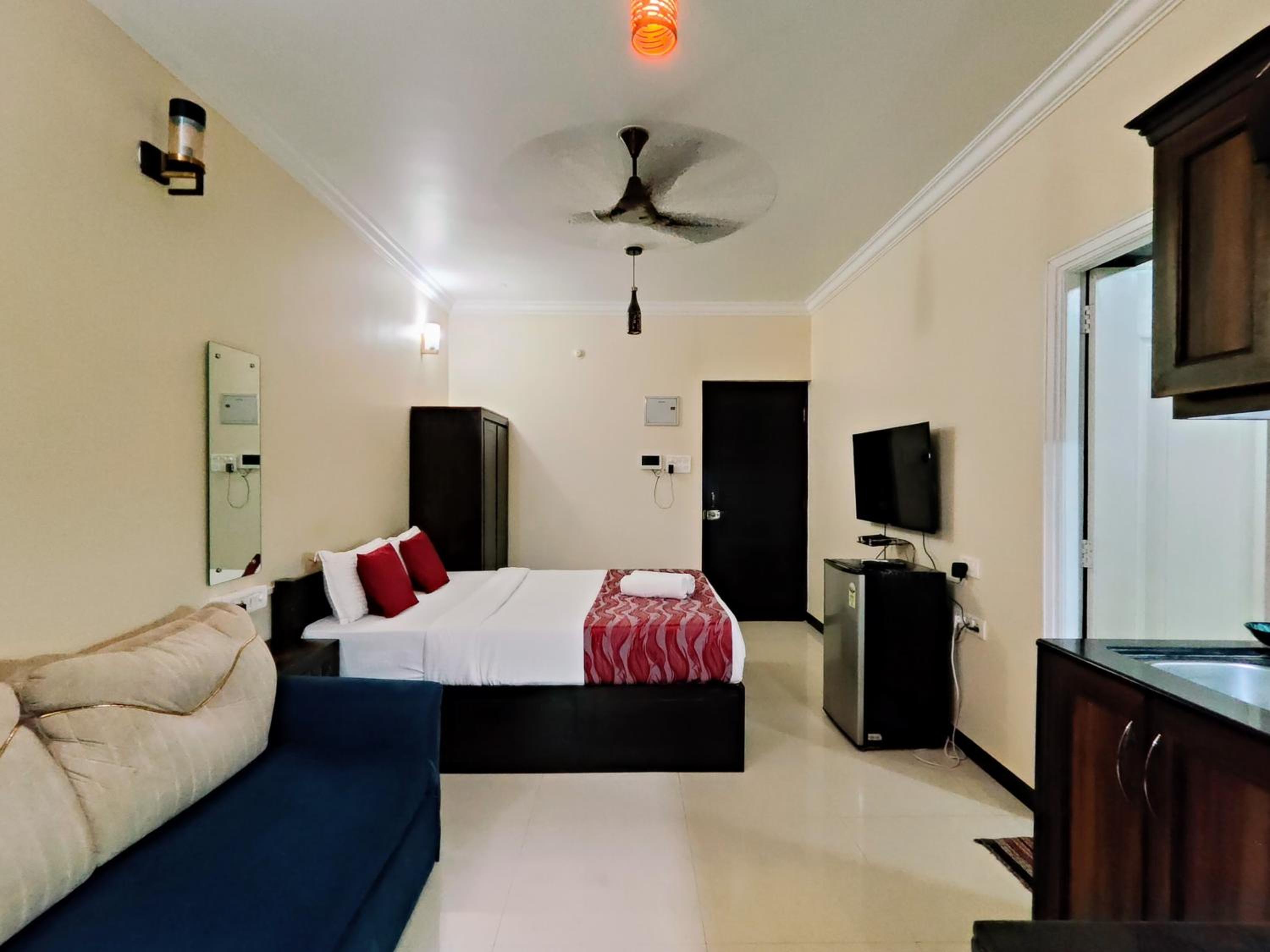 Studio Apartment with Balcony photo 1