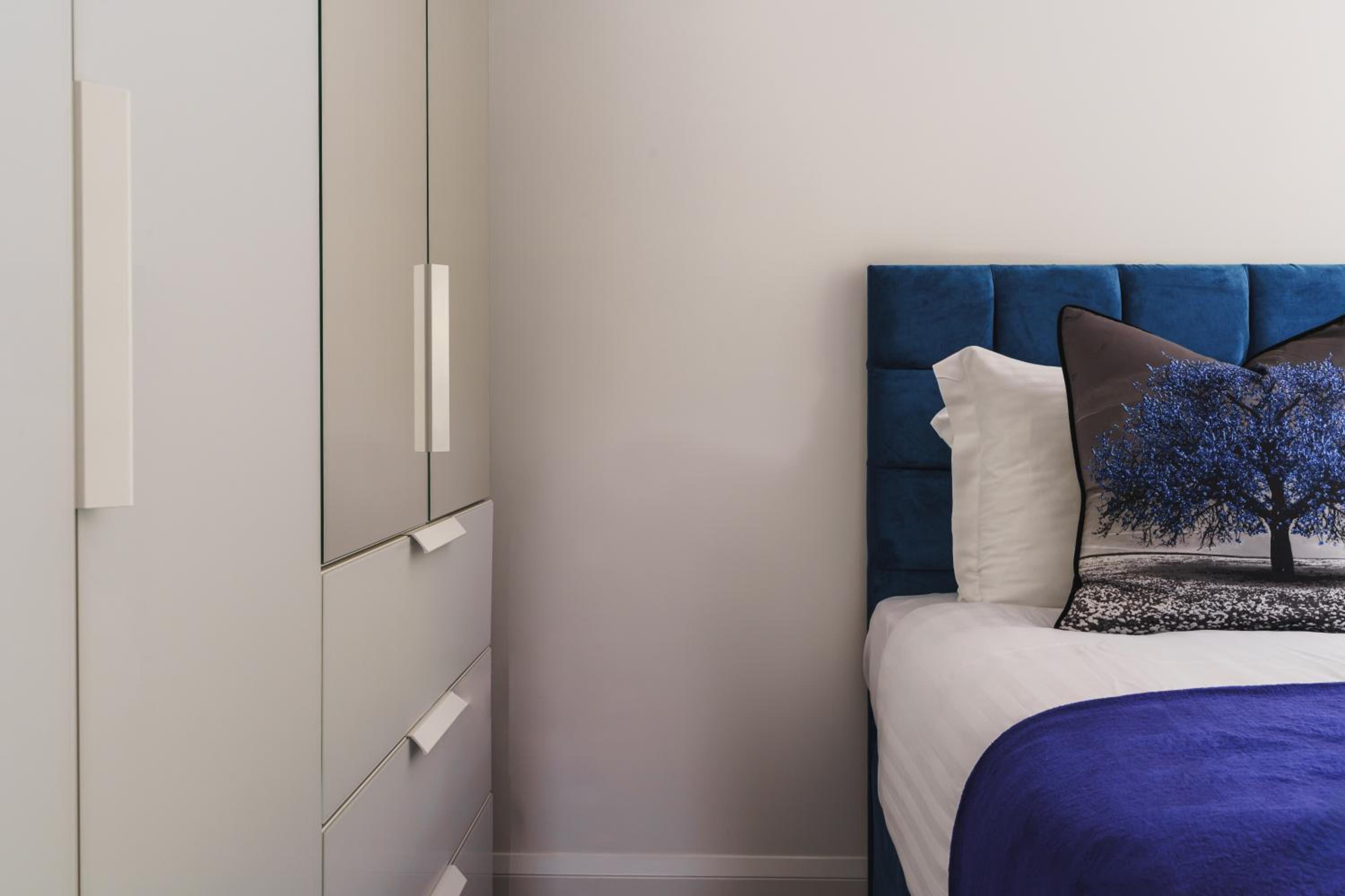 Three-Bedroom Apartment with View photo 3