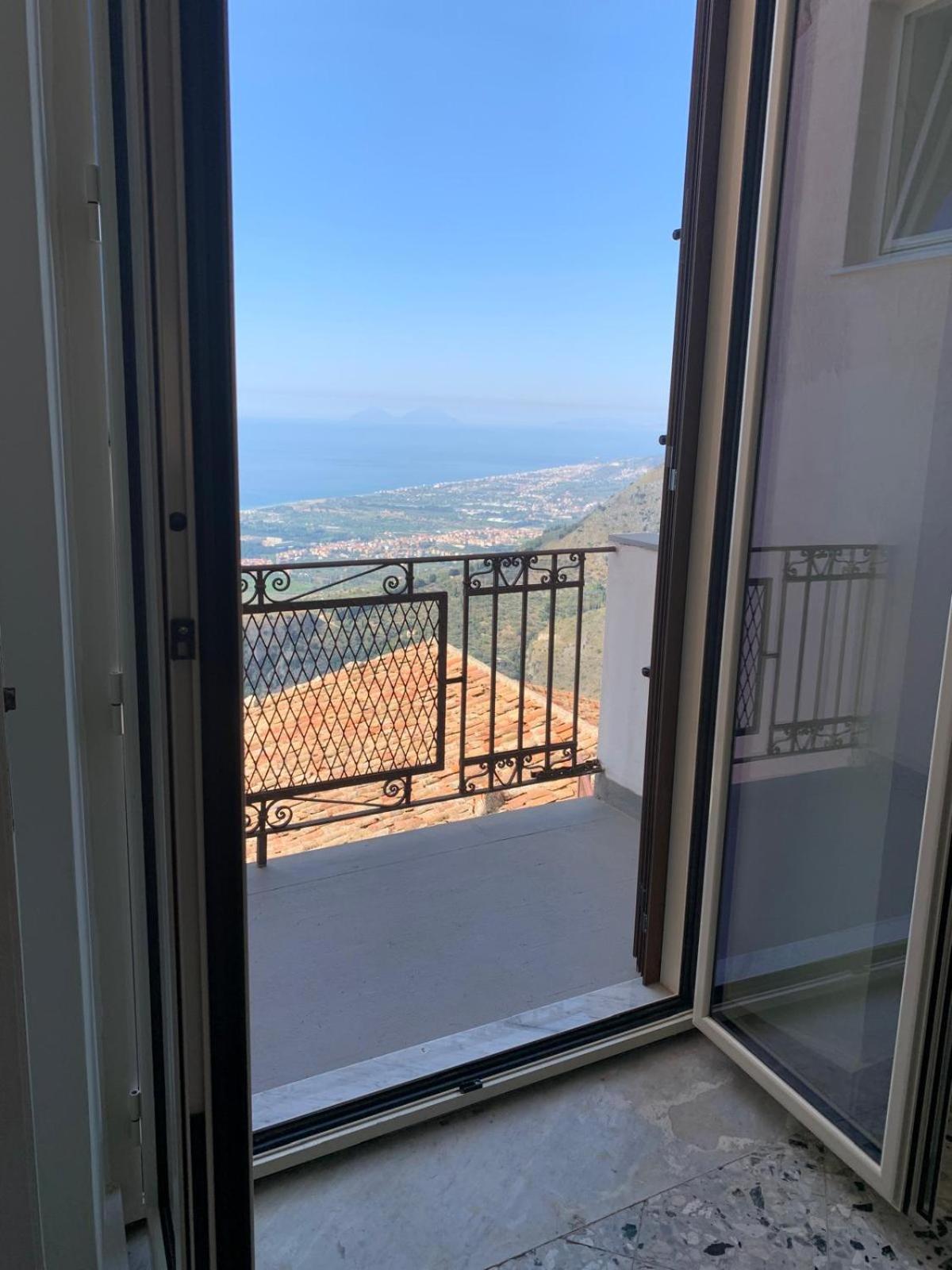 Deluxe Single Room with Balcony photo 2