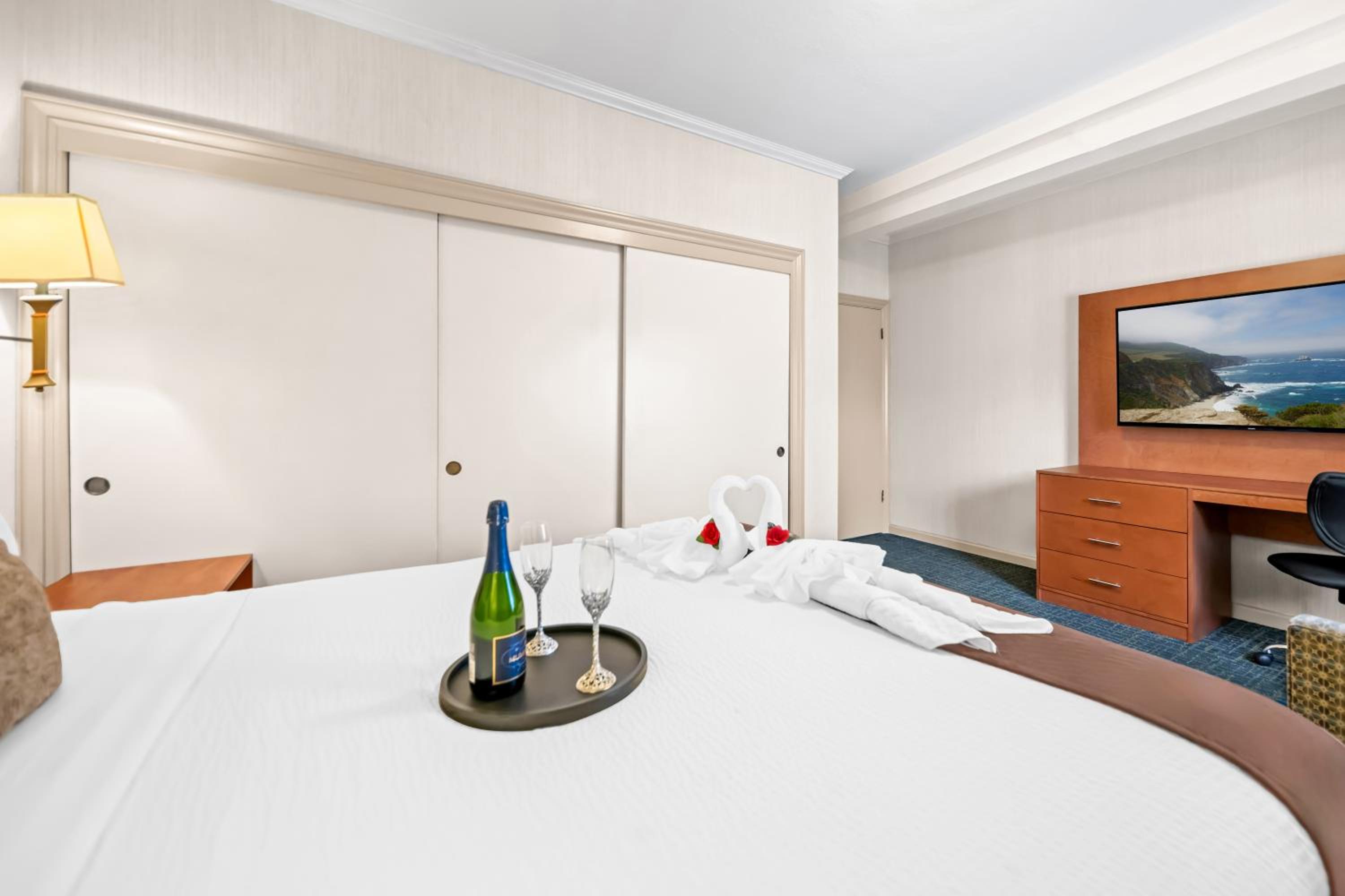 King Suite - Non-Smoking - Photo 1
