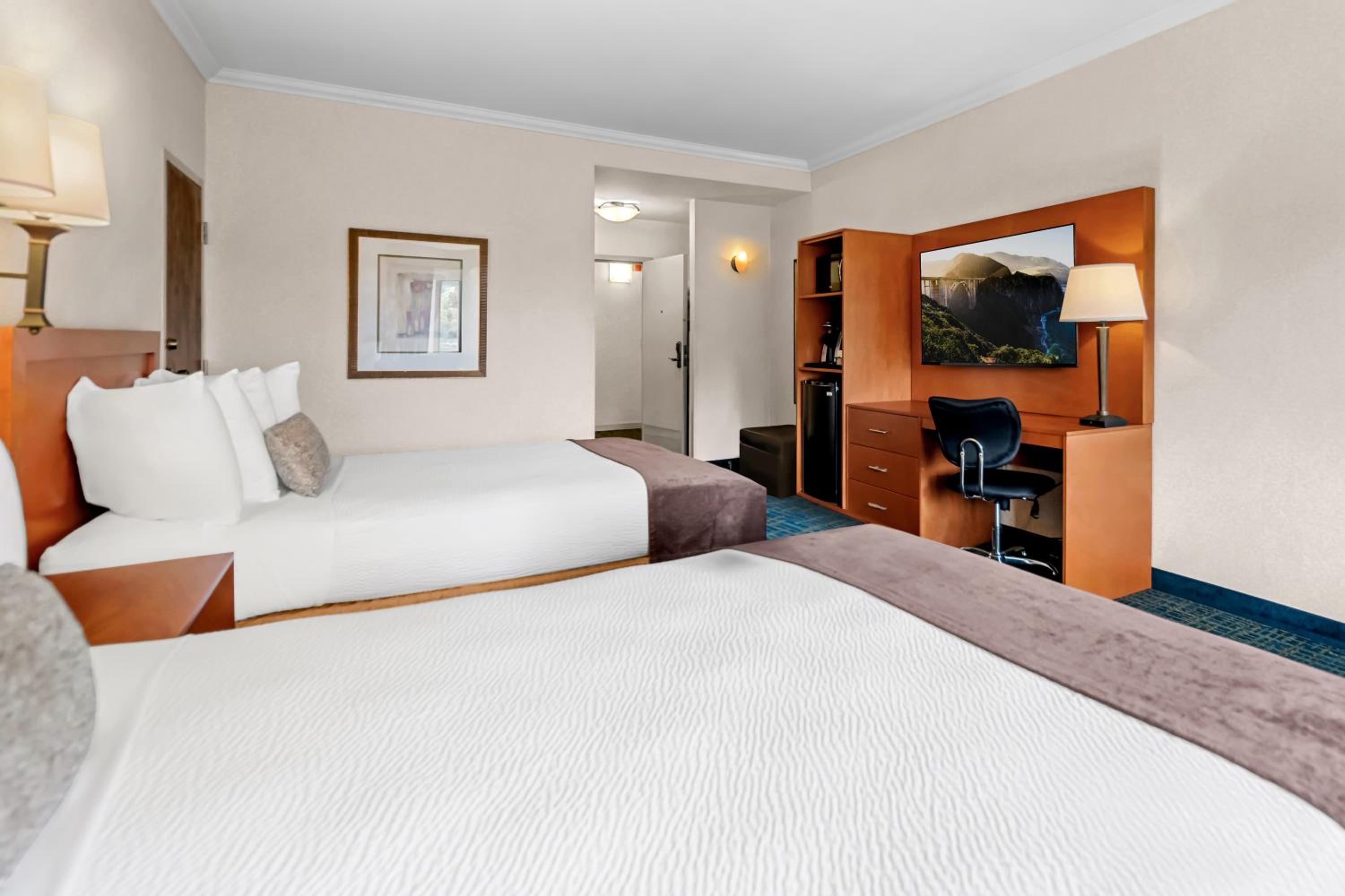 Queen Room with Two Queen Beds - Non-Smoking - Photo 3