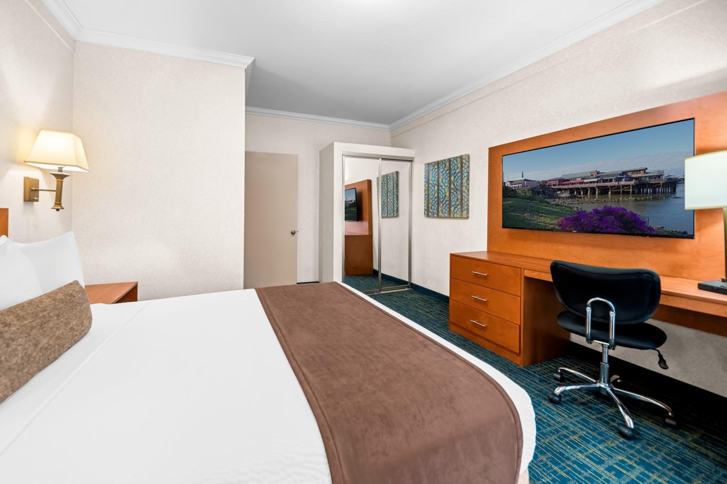 Suite Room with Three Queen Beds photo 1