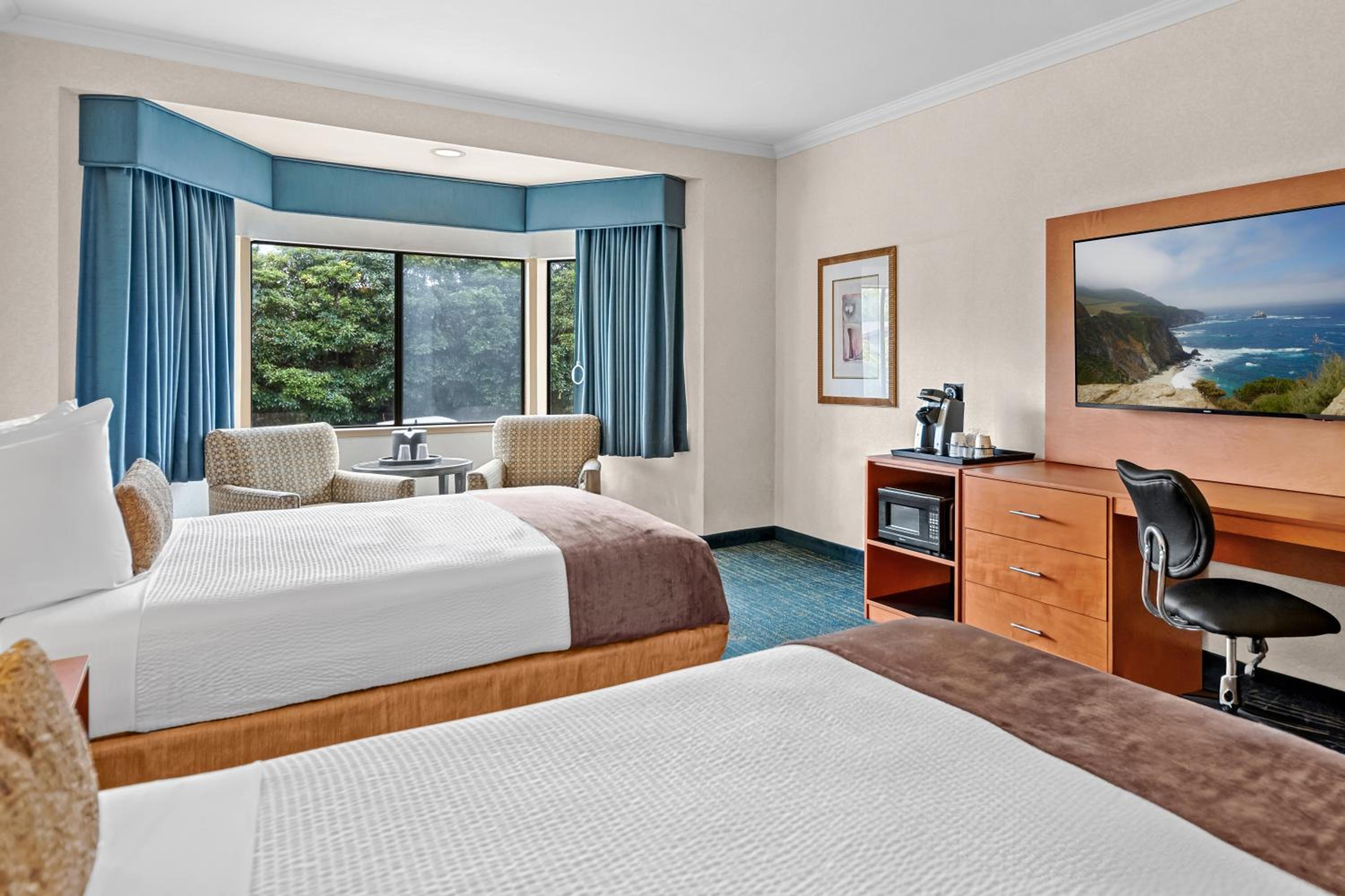 Queen Room with Two Queen Beds with Bath Tub - Mobility Accessible/Non-Smoking - Photo 3