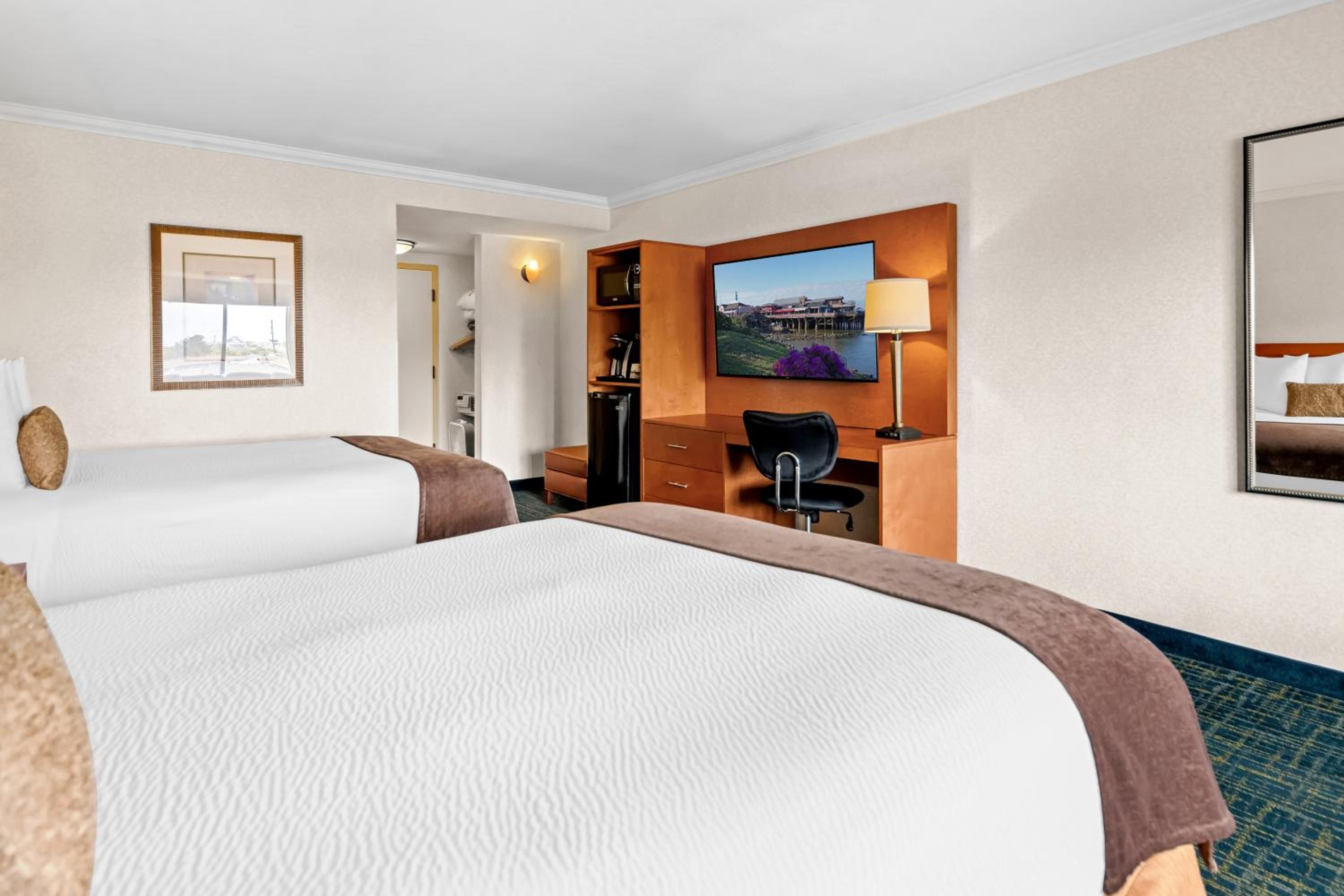 Queen Room with Two Queen Beds - Non-Smoking - Photo 5