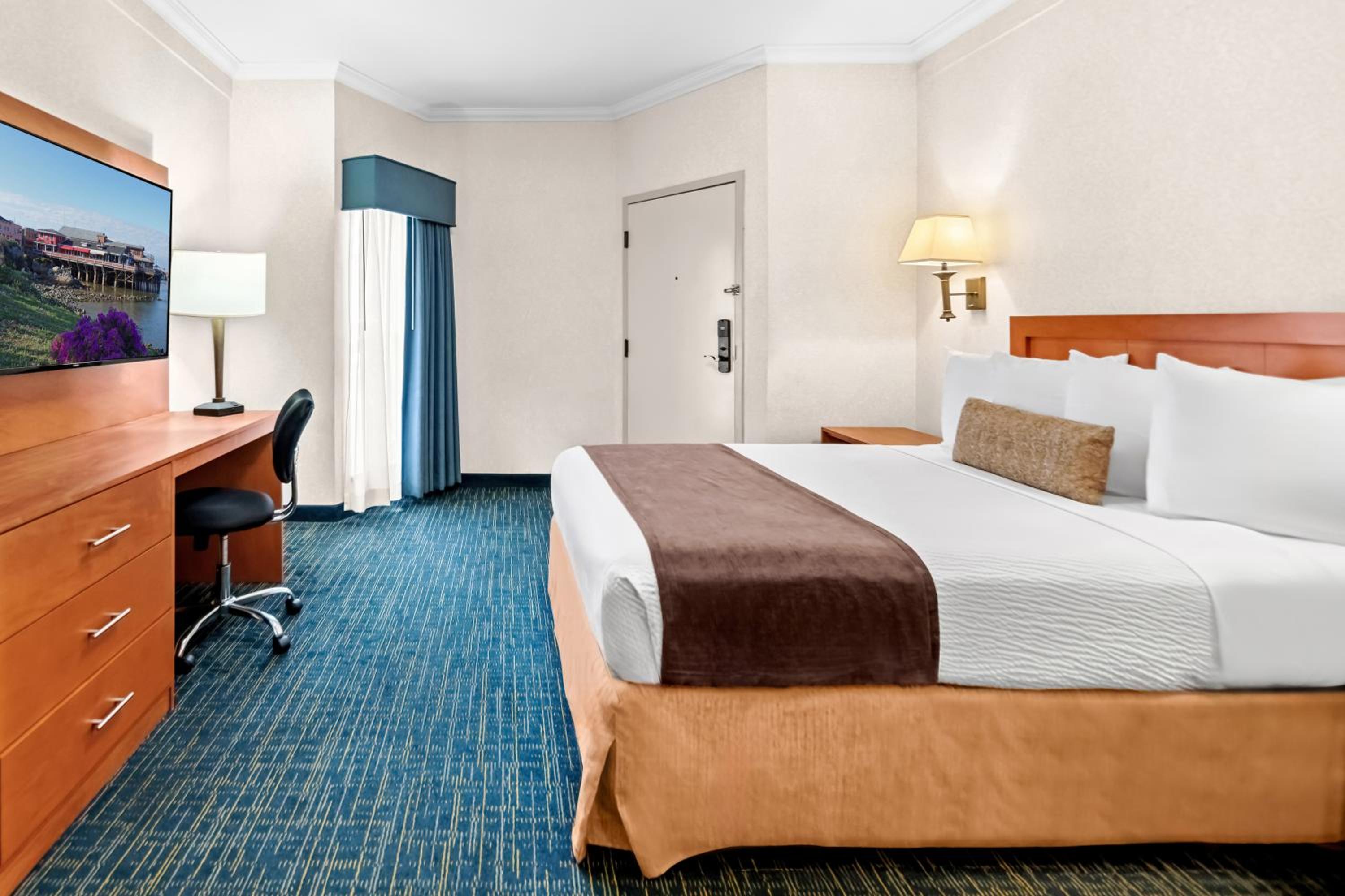 Suite Room with Three Queen Beds photo 3