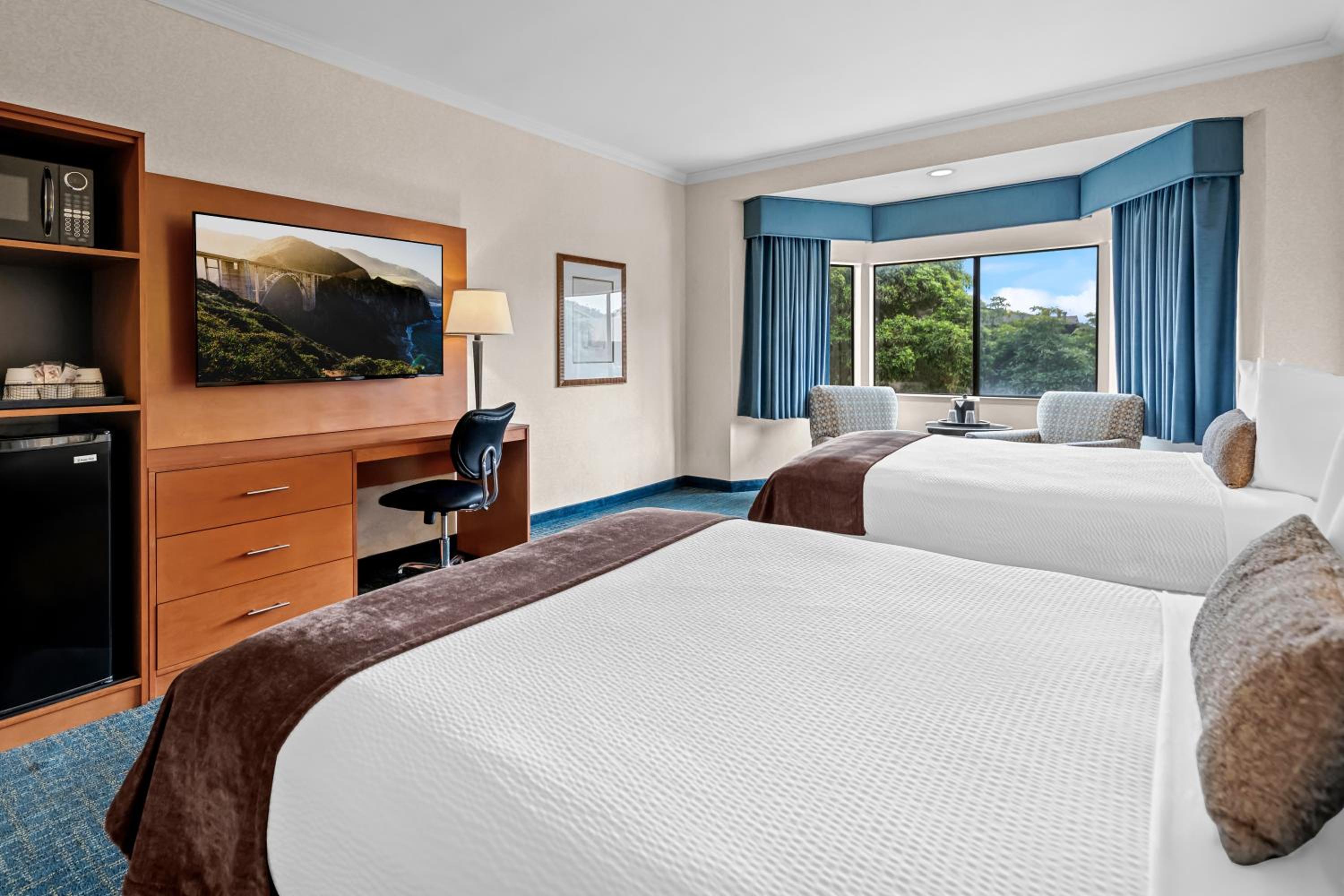 Queen Room with Two Queen Beds - Non-Smoking - Photo 2