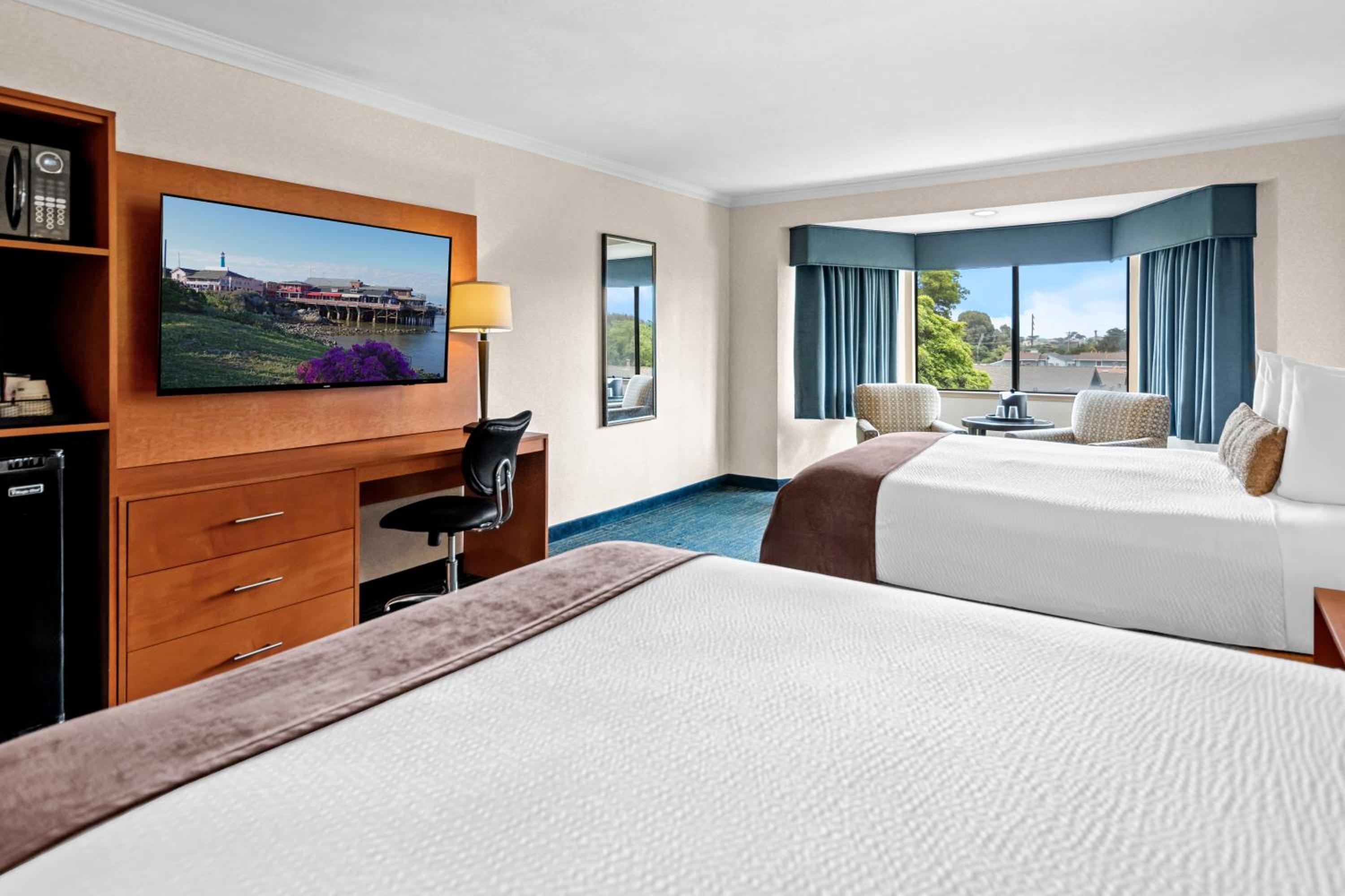 Queen Room with Two Queen Beds - Non-Smoking - Photo 6