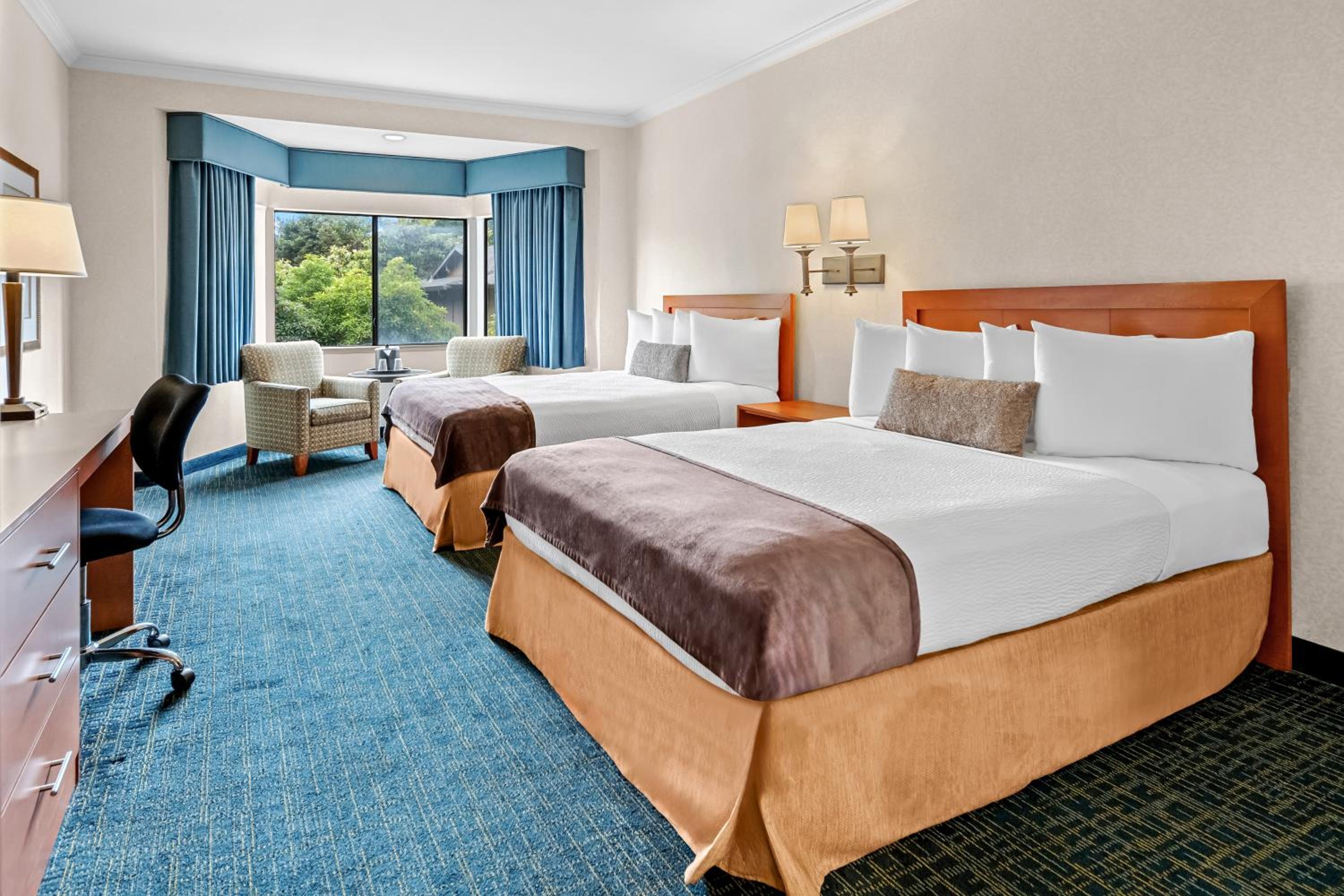 Queen Room with Two Queen Beds - Non-Smoking - Photo 7