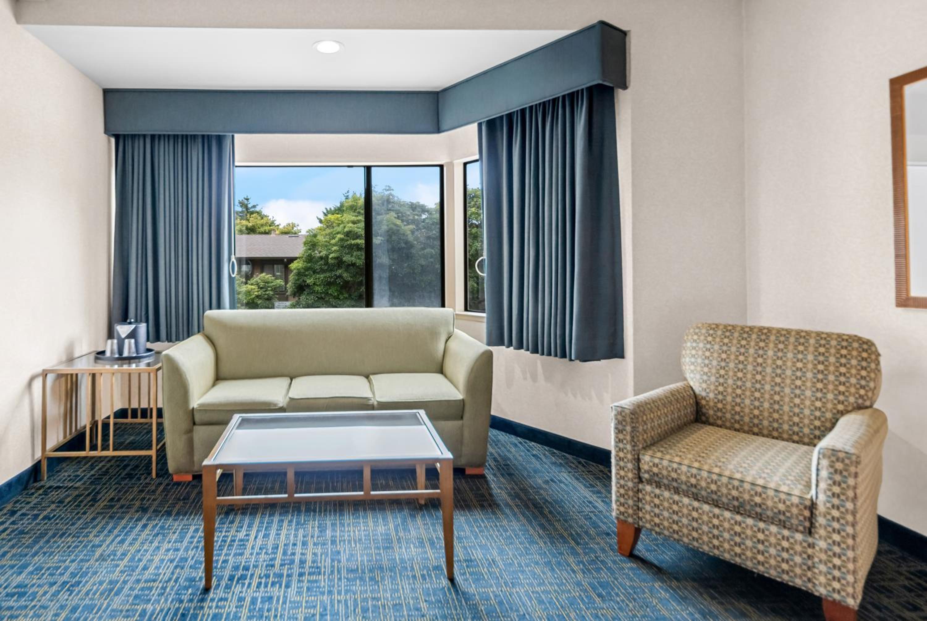 King Room with Sofa Bed - Non-Smoking - Photo 9