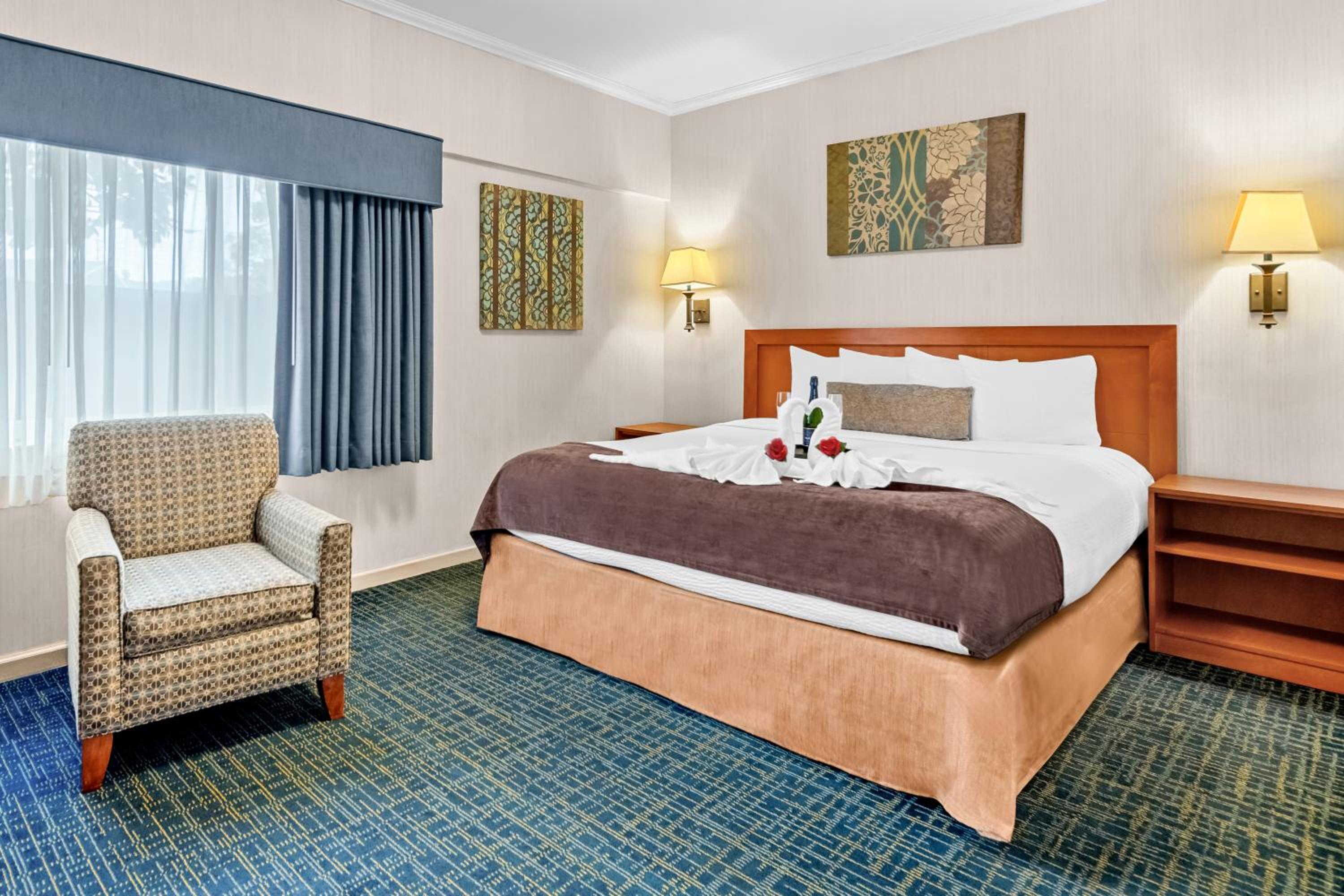 King Suite - Non-Smoking - Photo 4