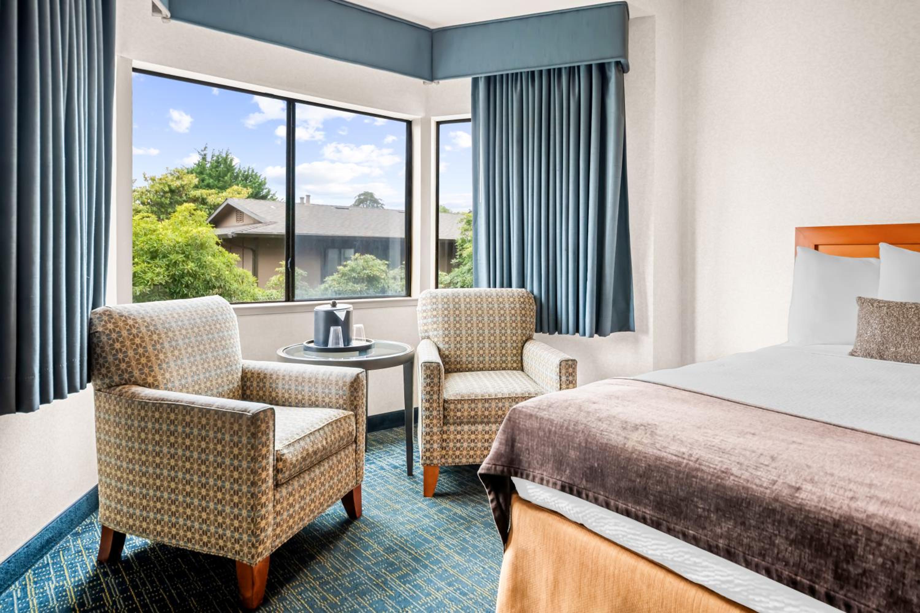 Queen Room with Two Queen Beds - Non-Smoking - Photo 8